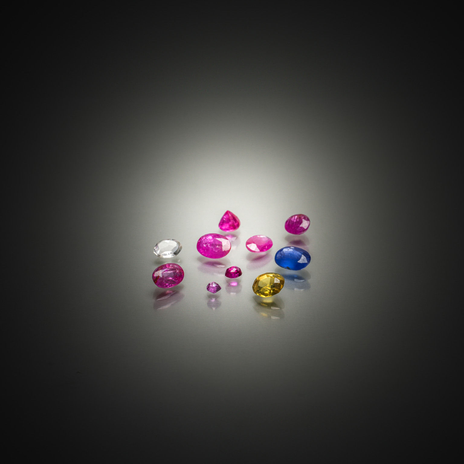 Lot de saphirs sur papier. - Lazuli