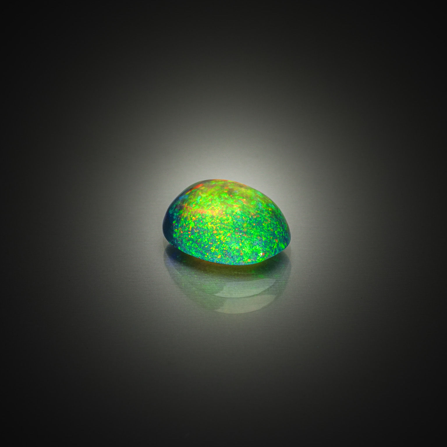 Tourmaline rose rectangulaire à pans coupés sur papier. - Lazuli