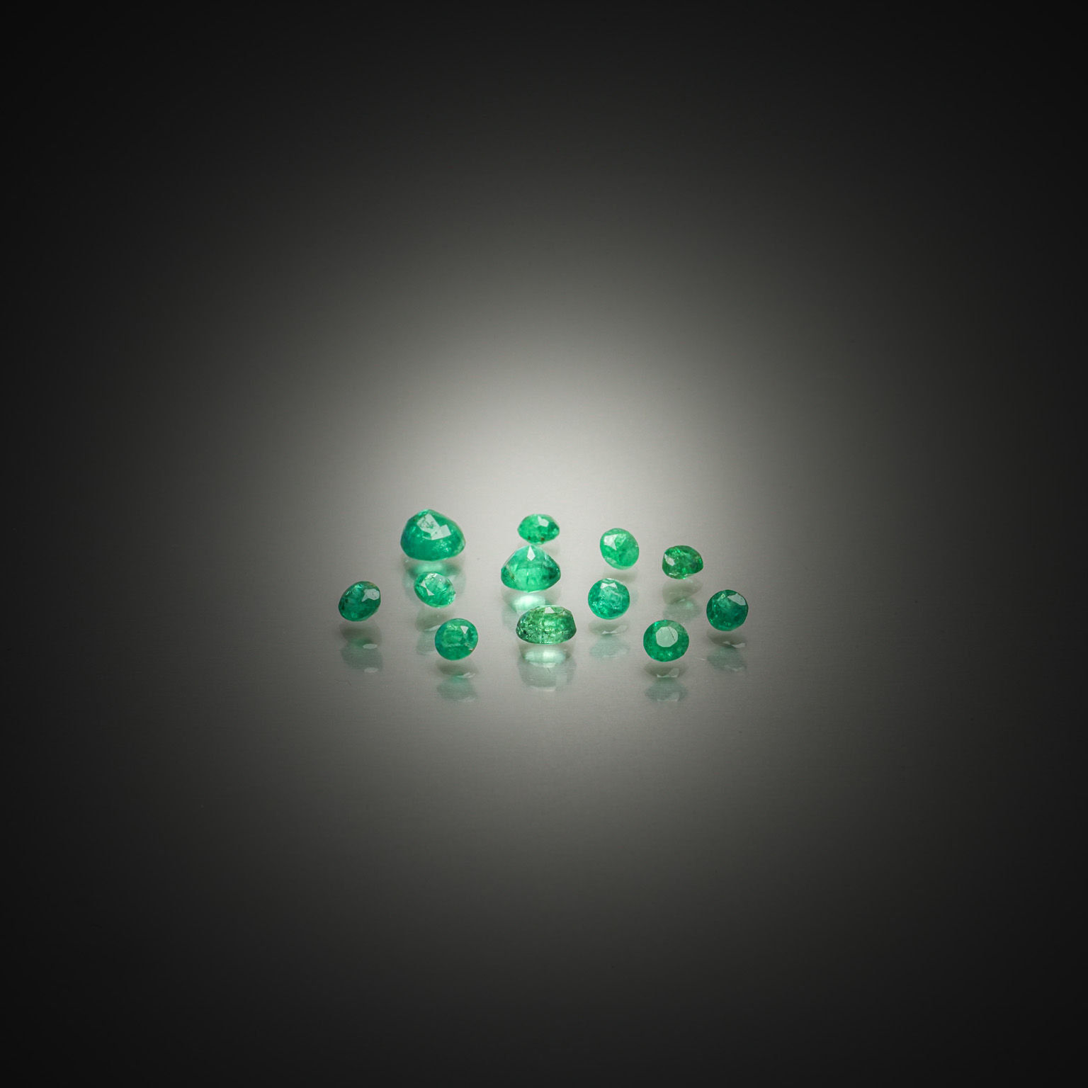 Rubis ovale sur papier. - Lazuli