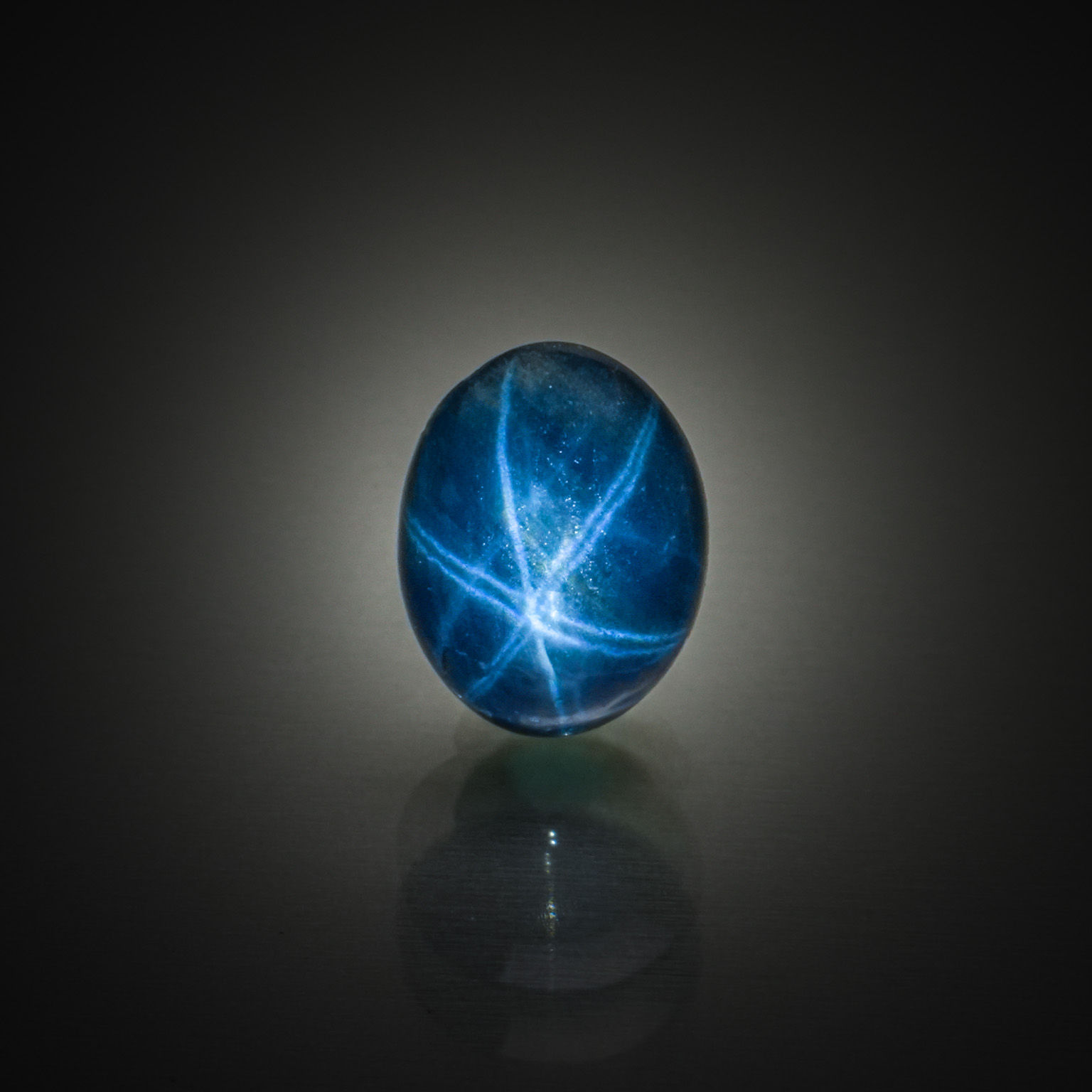 Calcédoine violette lavande ovale cabochon sur papier. - Lazuli