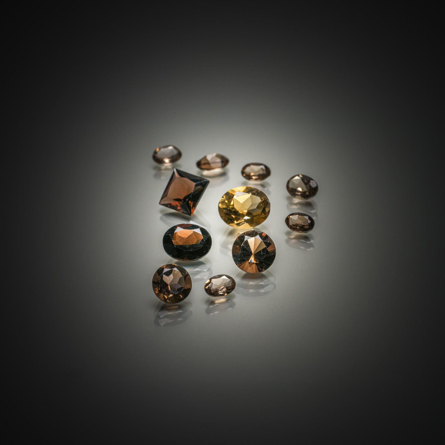 Calcédoine jaune ovale cabochon sur papier. - Lazuli