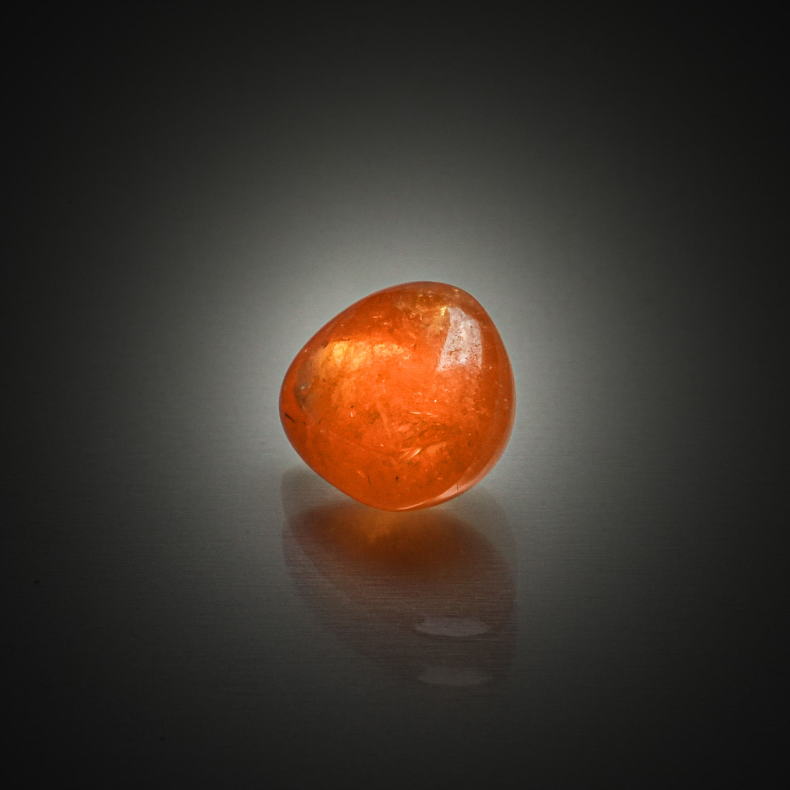 Lot de six saphirs trillions sur papier. - Lazuli