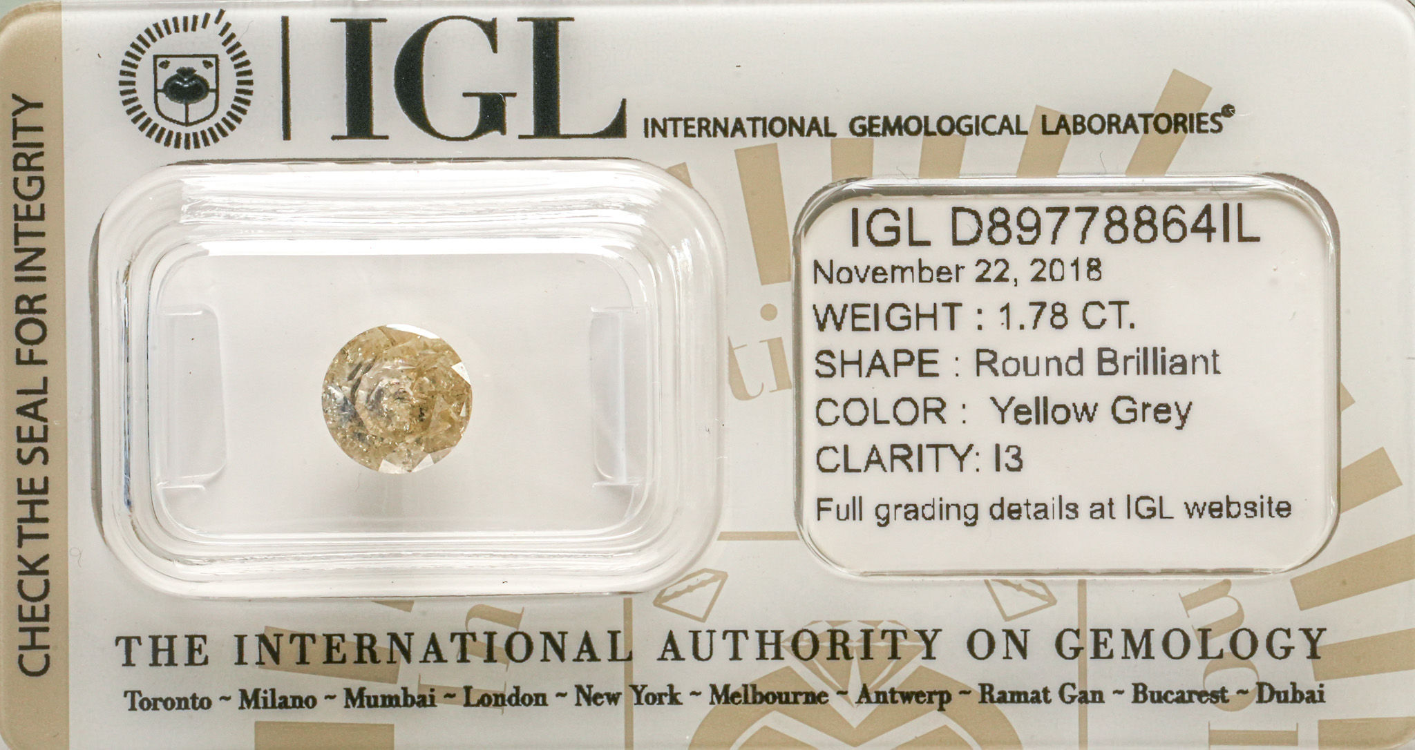 Grenat rhodolite ovale sur papier. - Lazuli