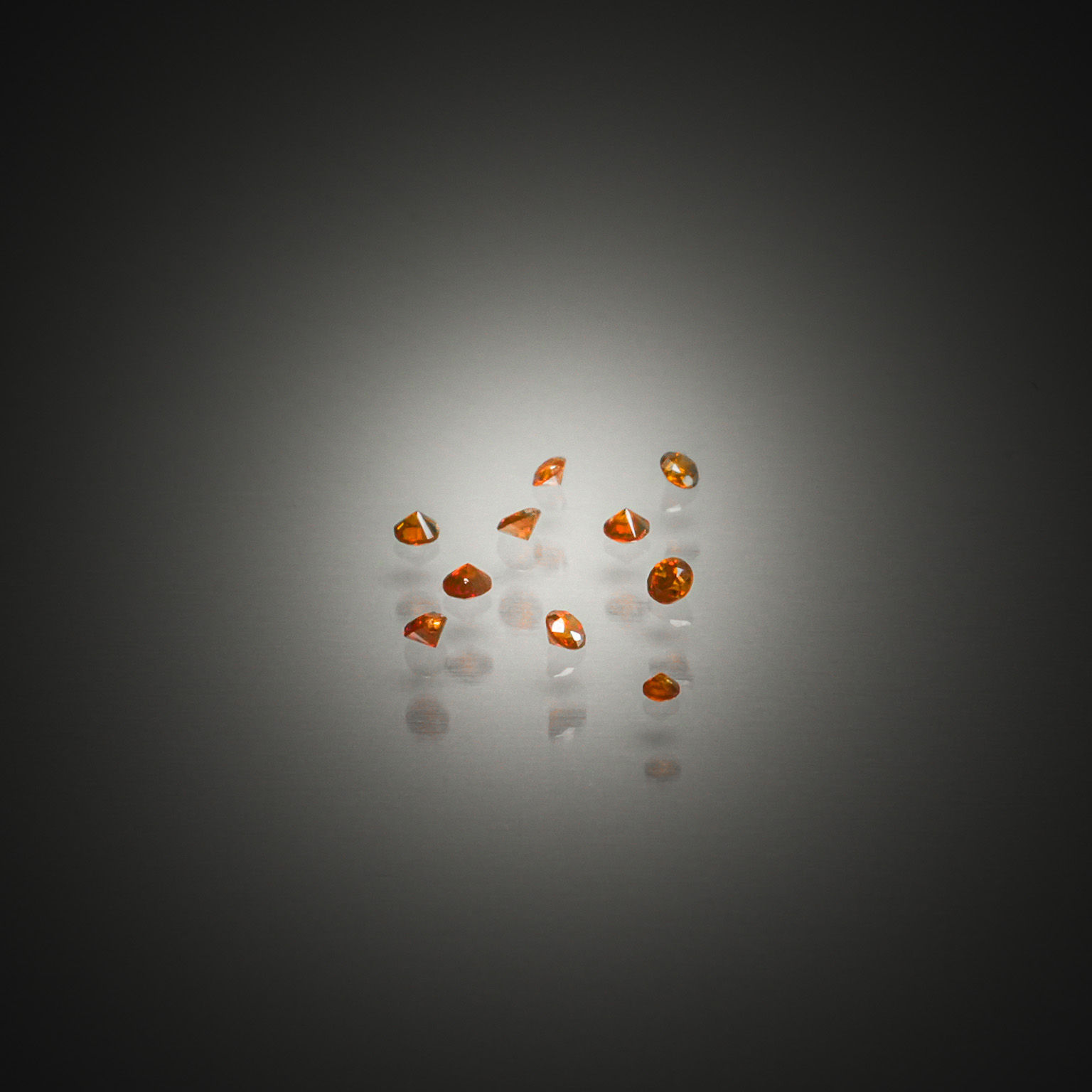 Grenat violet/rose rhodolite poire sur papier. - Lazuli