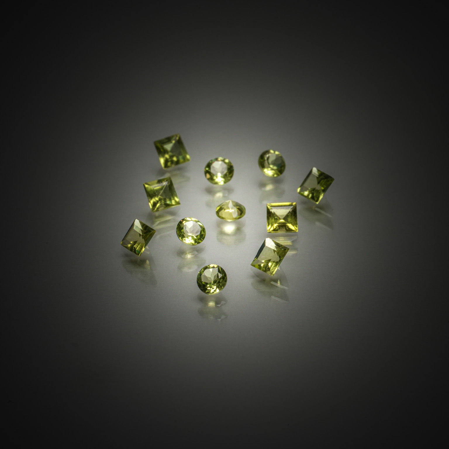 Saphir orange coussin sur papier. - Lazuli