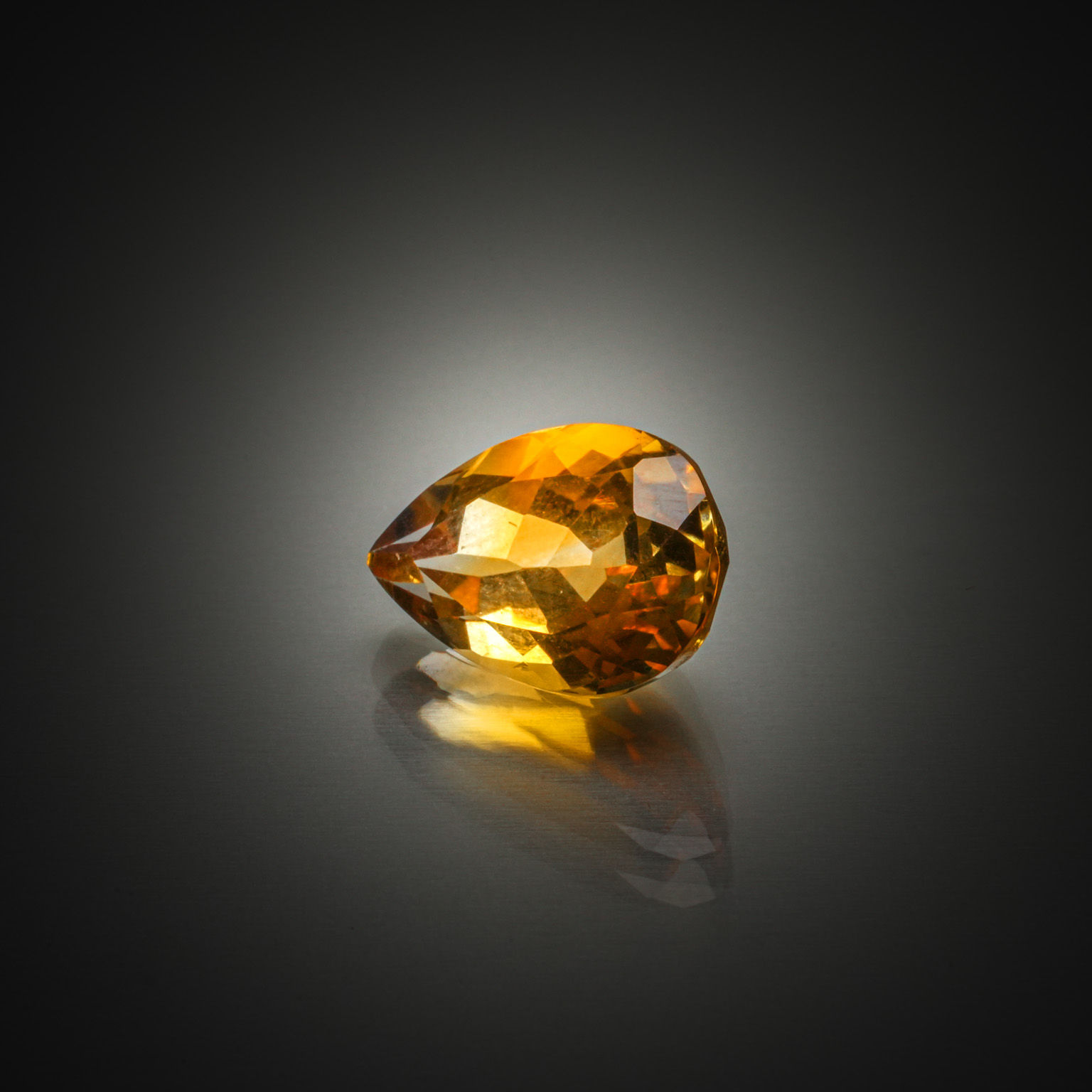 Lot de trois diamants de couleurs ronds sur papier. - Lazuli