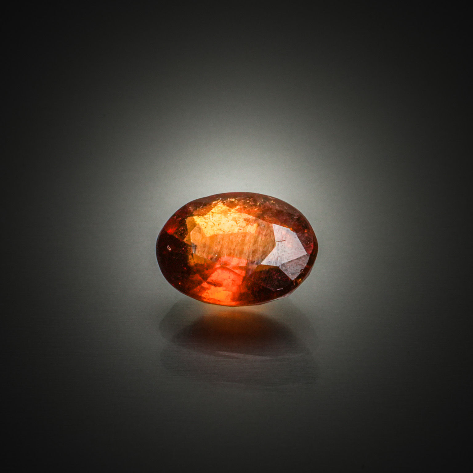 Apatite bleue (Neon Blue) ovale sur papier. - Lazuli