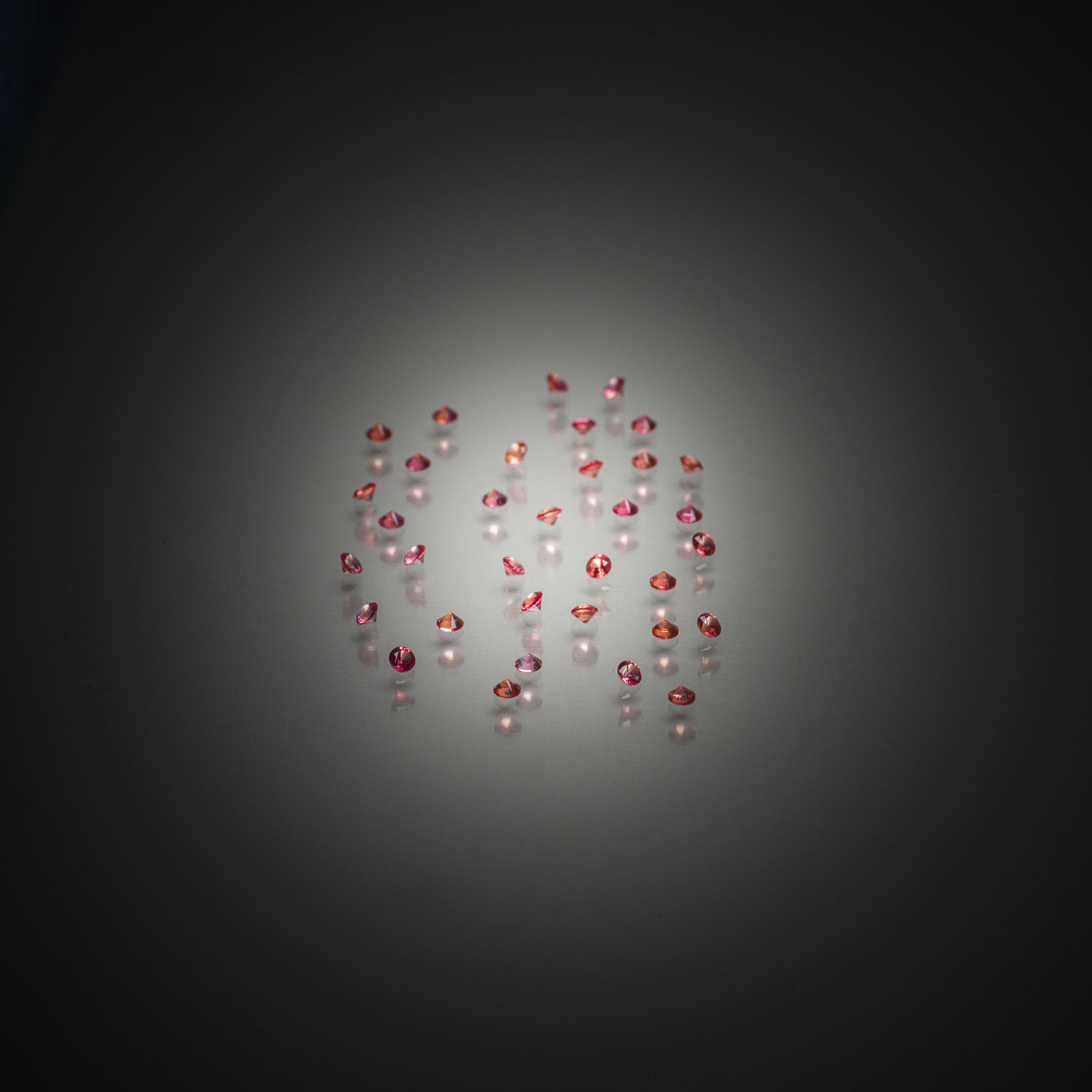 Lot de saphirs orange ronds sur papier. - Lazuli