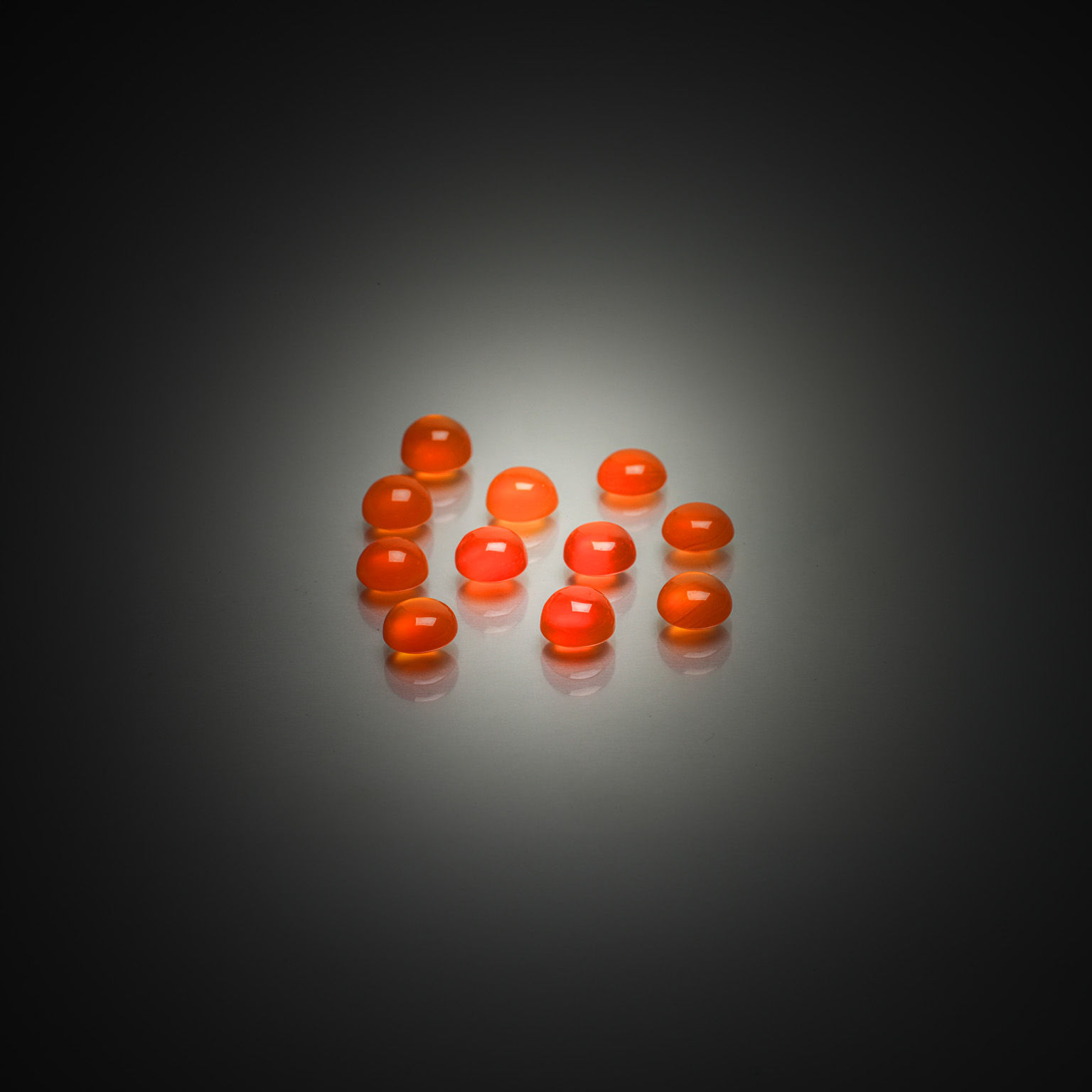 Lot de onze cornalines rondes ovales cabochons sur papier. - Lazuli