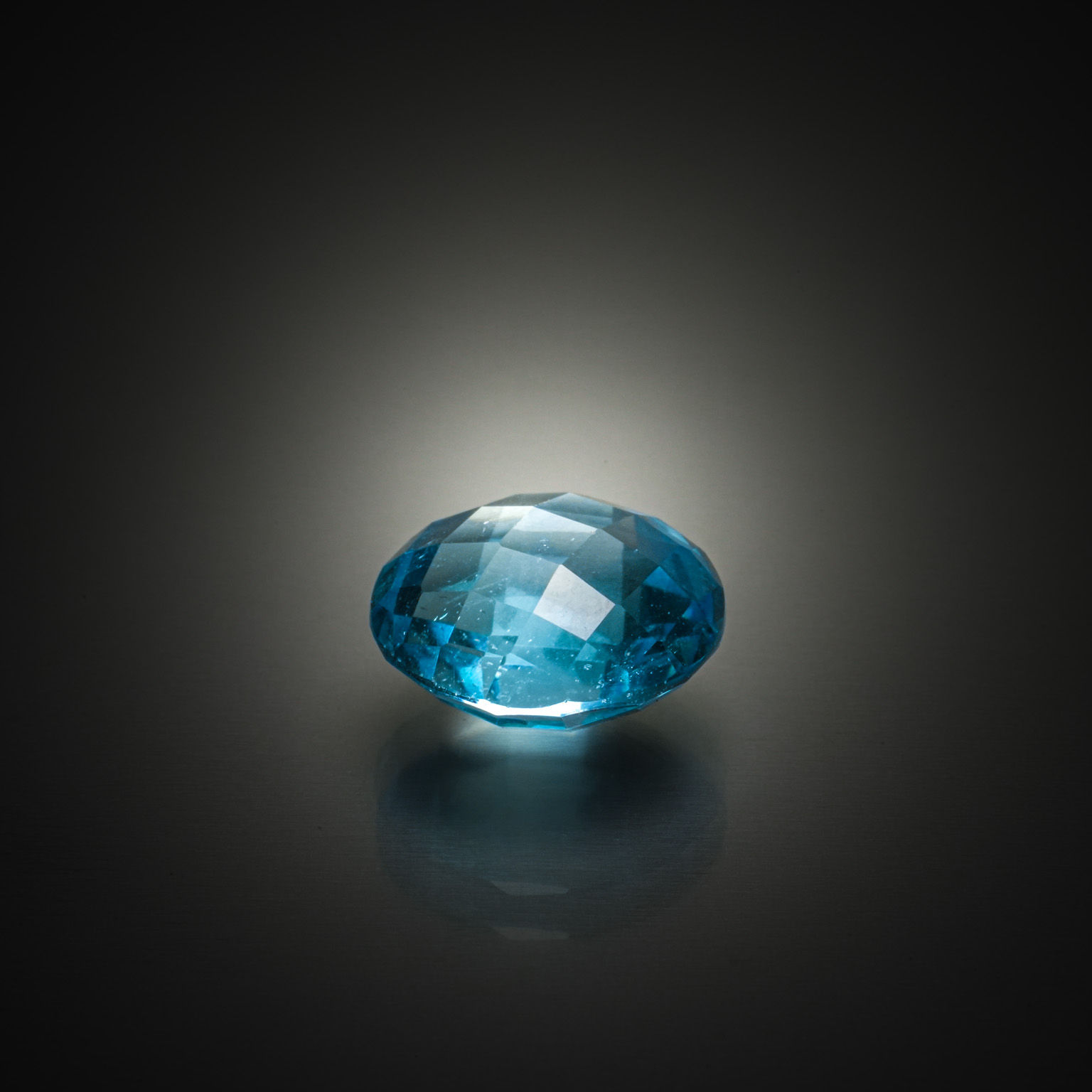 Topaze bleue (London Blue) ovale sur papier. - Lazuli