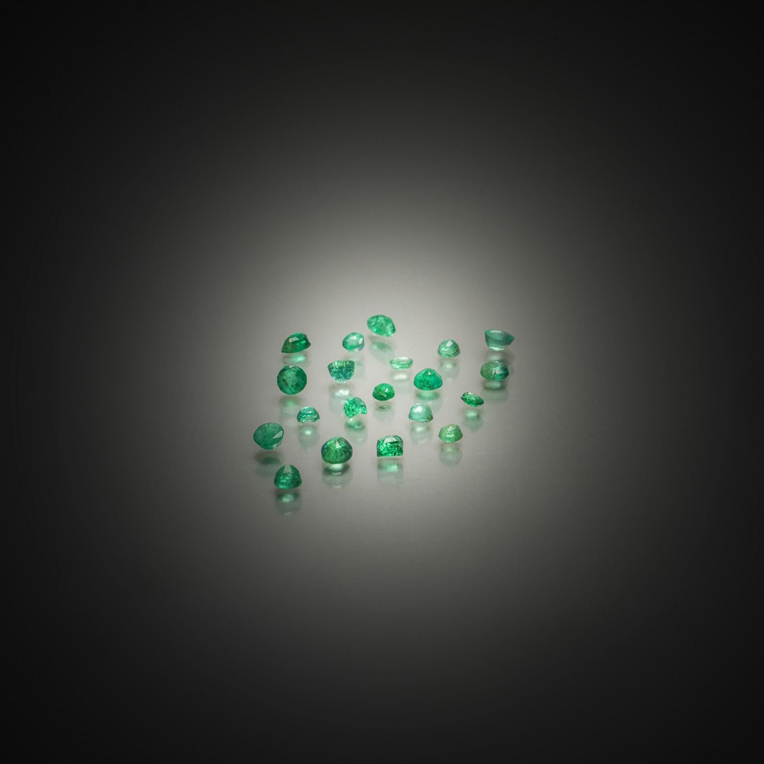 Lot de dix opales ovales cabochons sur papier. - Lazuli