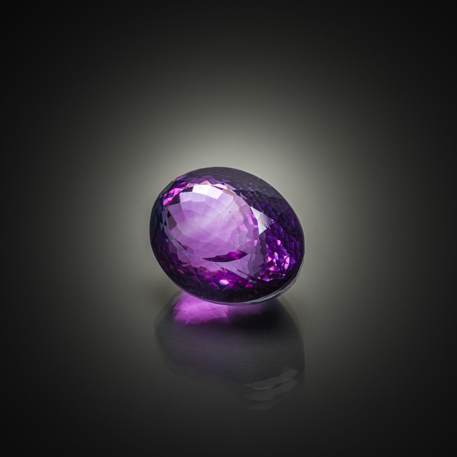 Améthyste ovale sur papier. - Lazuli