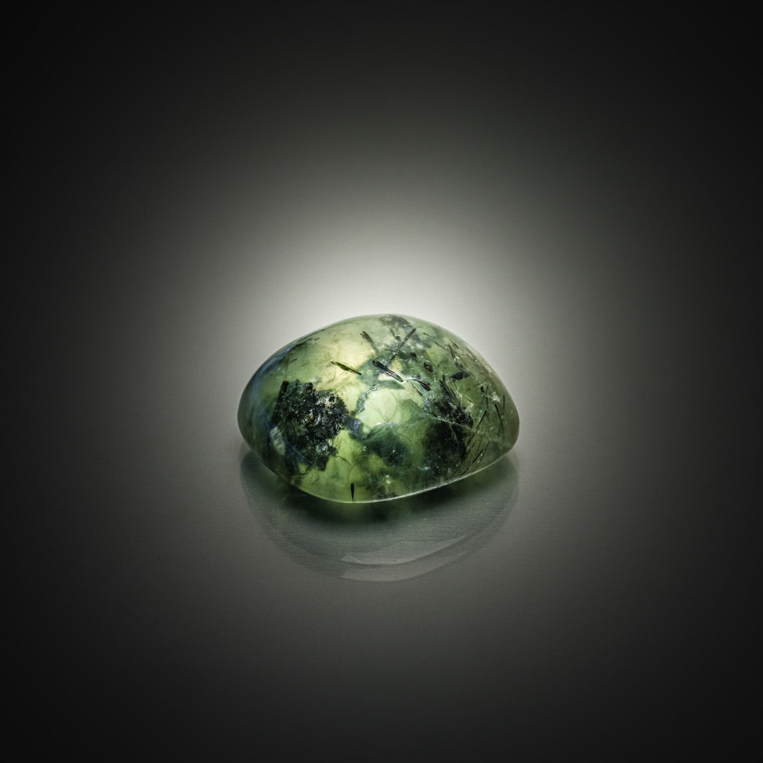 Fluorite verte poire sur papier. - Lazuli