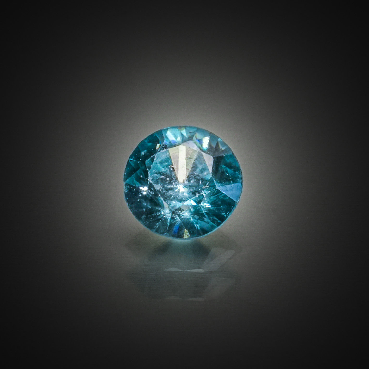 Topaze bleue (London Blue) ovale sur papier. - Lazuli