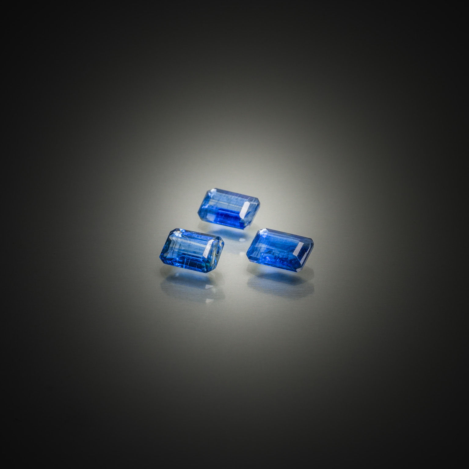 Lot de cinq quartz jaunes sur papier. - Lazuli