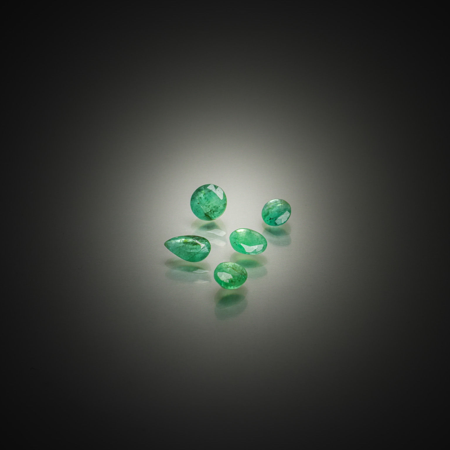 Prehnite ovale sur papier. - Lazuli