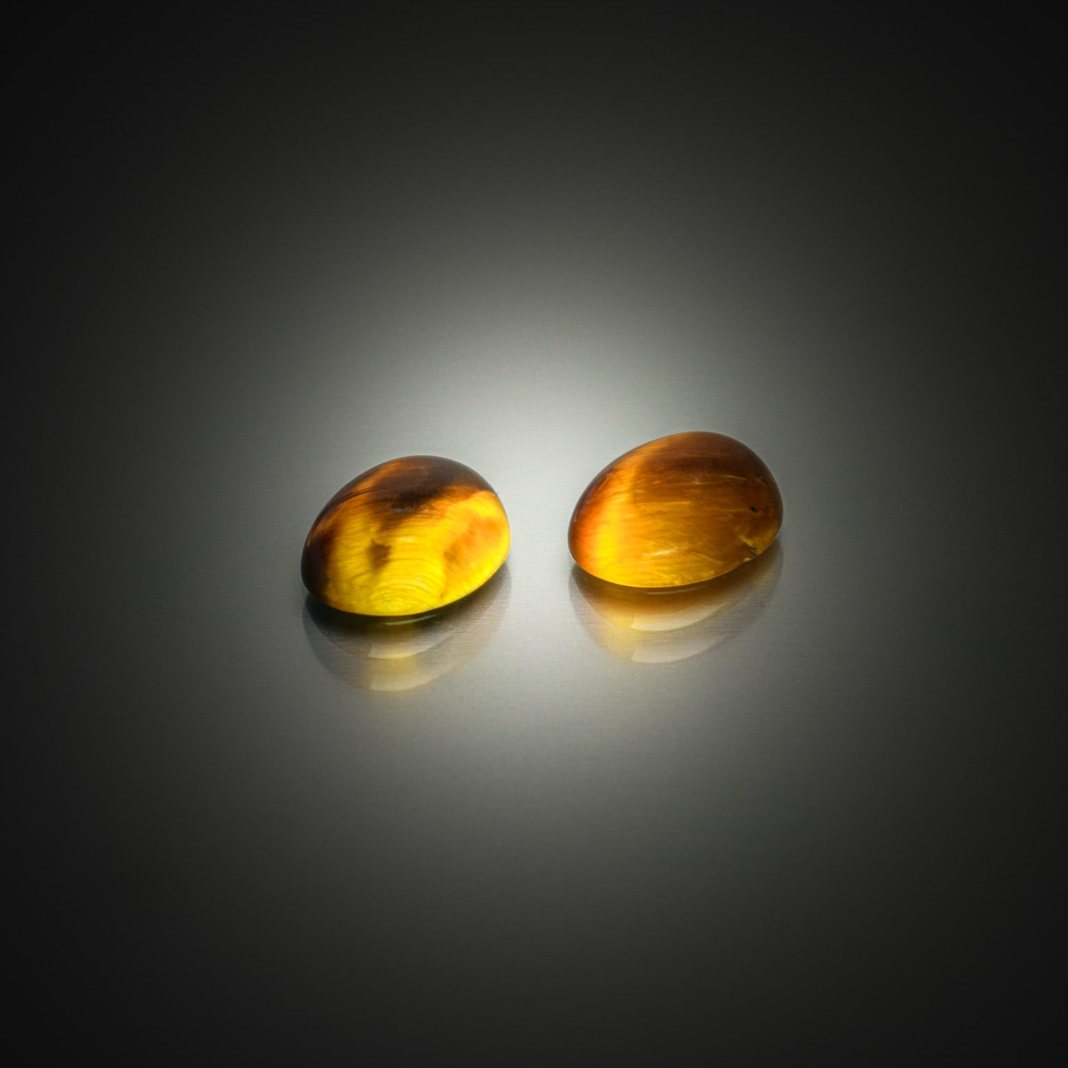 Calcédoine violette lavande ovale cabochon sur papier. - Lazuli