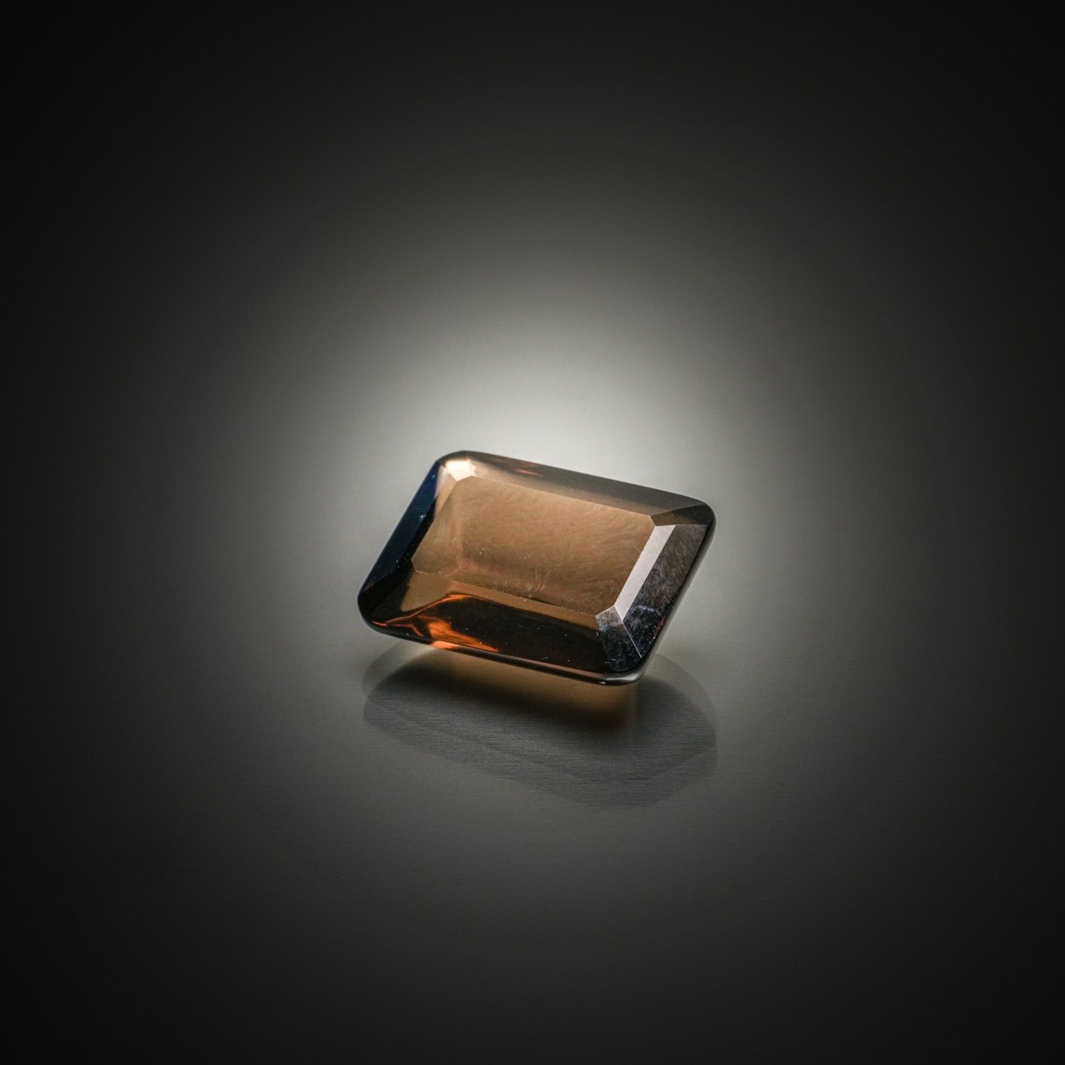 Tourmaline rose rectangulaire à pans coupés sur papier. - Lazuli