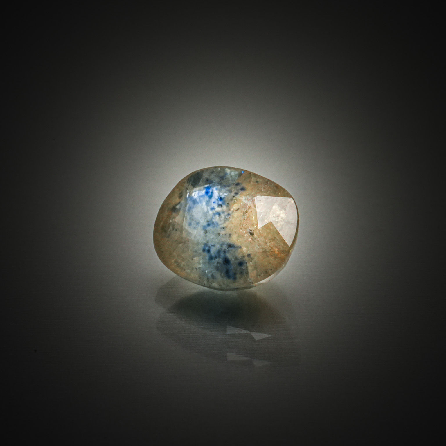 Lot de trois diamants de couleurs ronds sur papier. - Lazuli