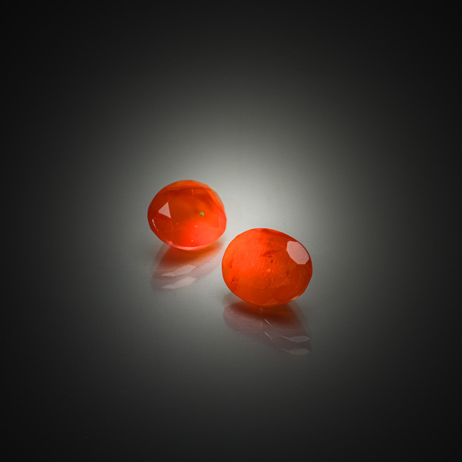 Lot de dix saphirs carré à pans vifs sur papier. - Lazuli