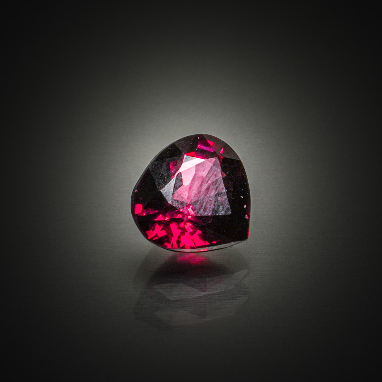 Saphir orange coussin sur papier. - Lazuli