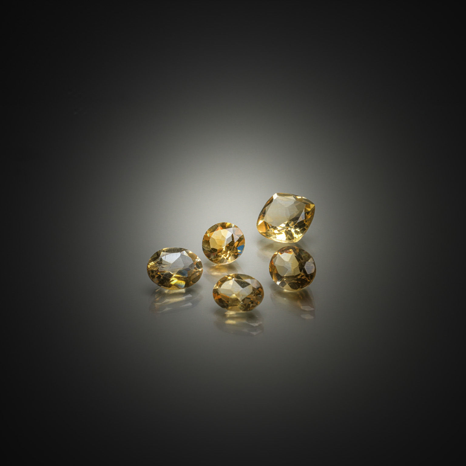 Calcédoine violette lavande ovale cabochon sur papier. - Lazuli