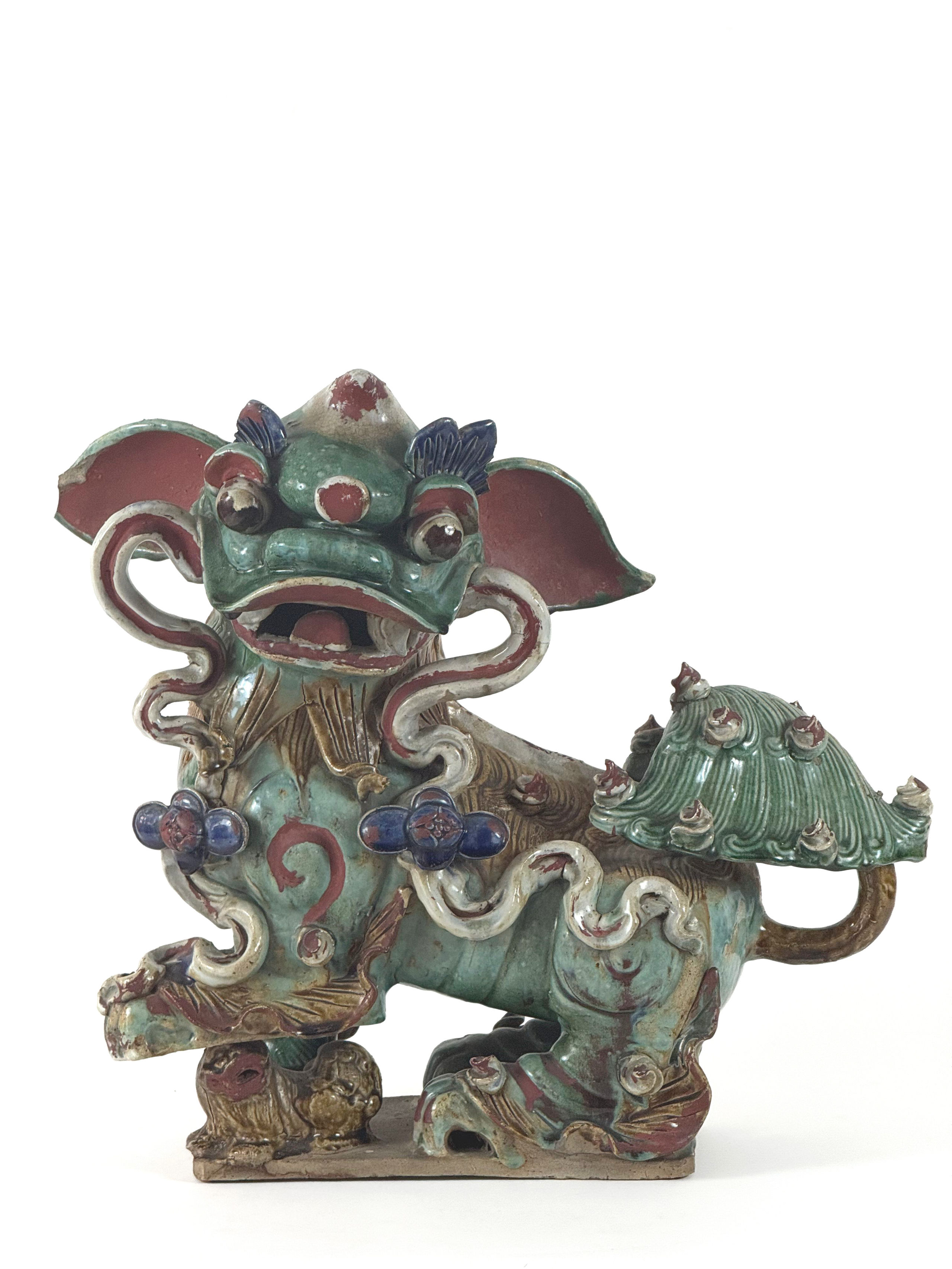 Bague en or jaune (750 millièmes) ornée d&rsquo;un diamant rond et à décor d&rsquo;un motif géométrique. - Lazuli