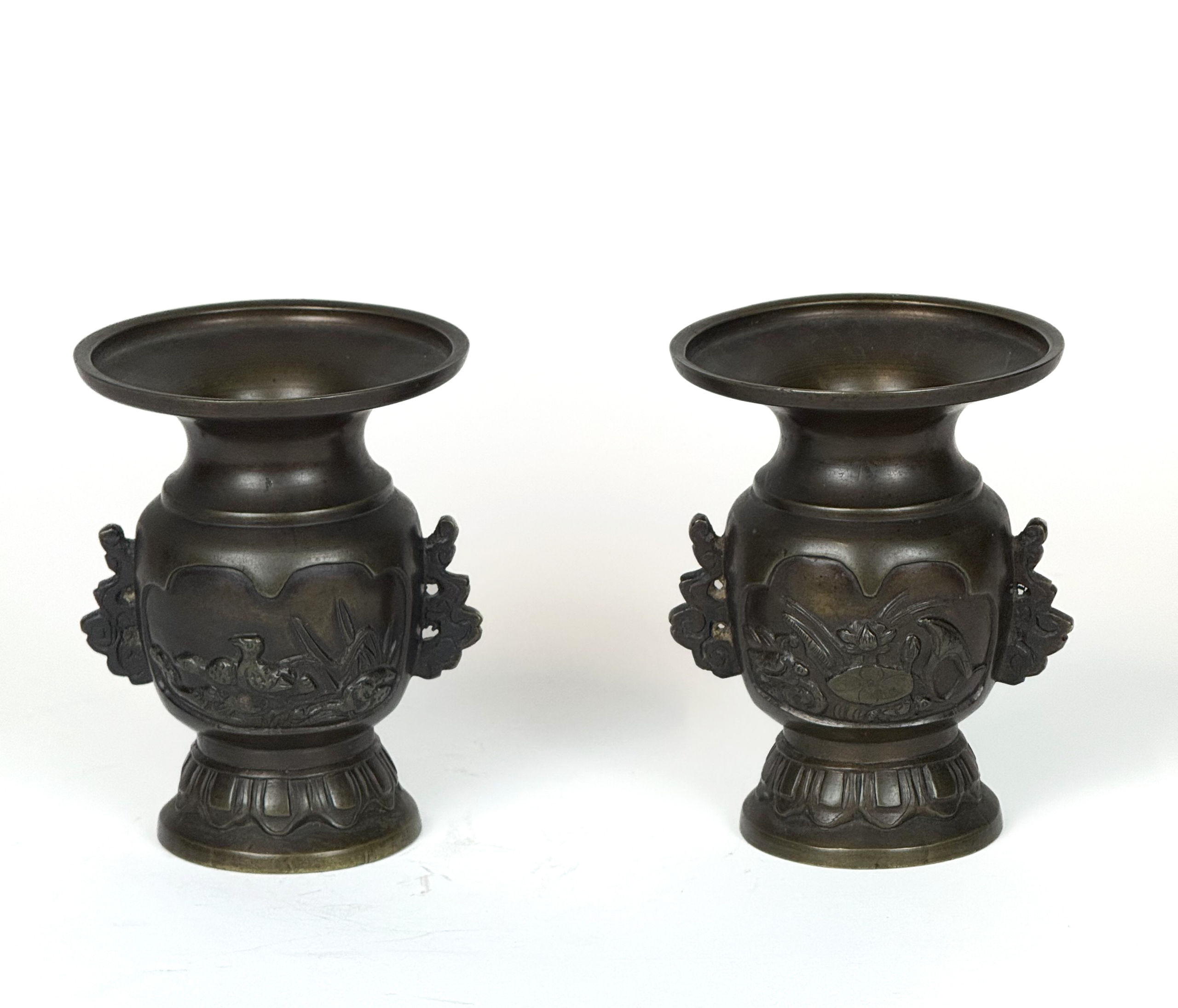 Paire de pendants d&rsquo;oreilles en or jaune (750 millièmes) ornée d&rsquo;une émeraude retenant une topaze blanche en serti clos et une citrine en pampille. Poids : 4,45g - Lazuli