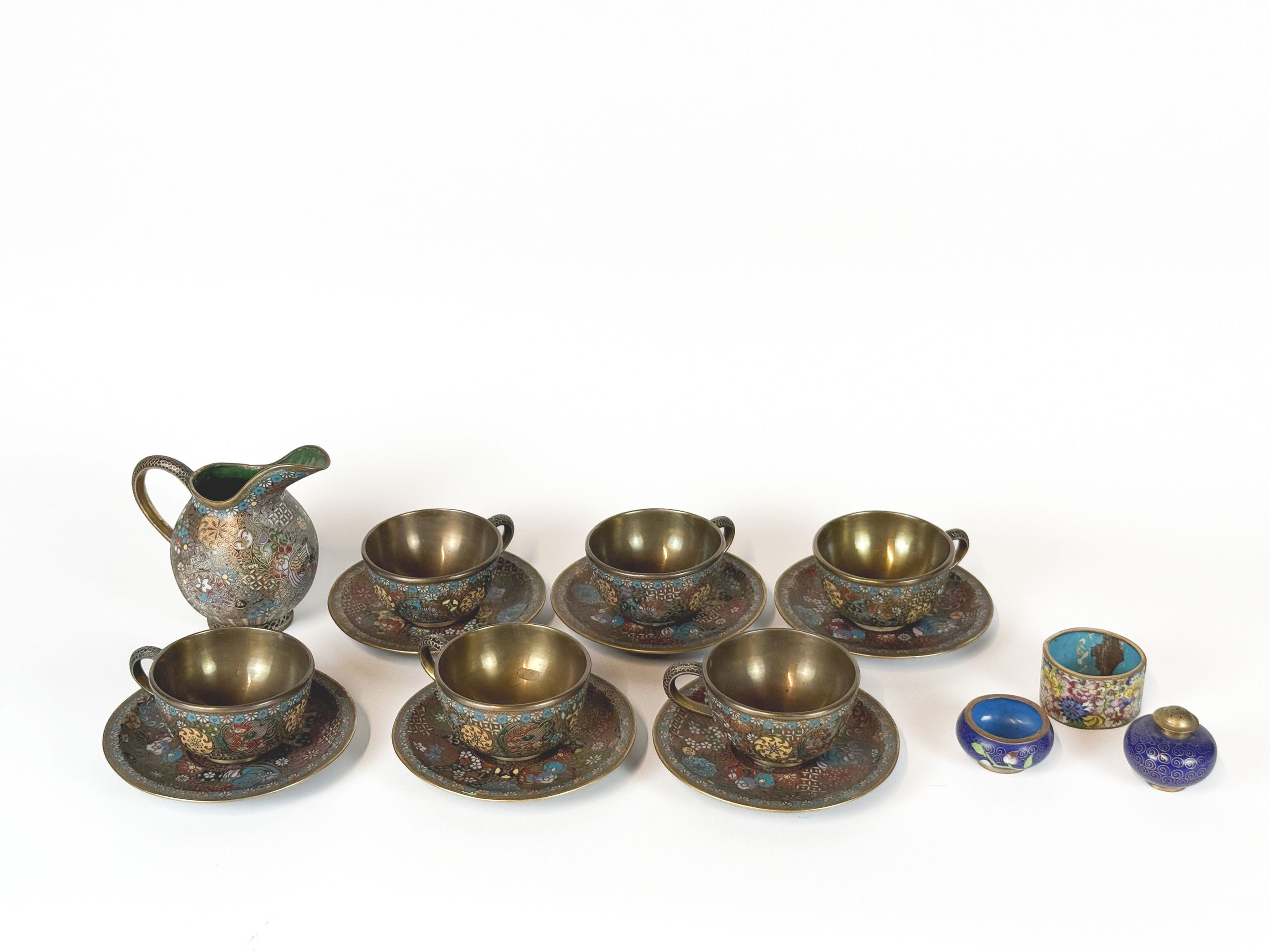 Paire de pendants d&rsquo;oreilles en argent vermeillé (925 millièmes) retenant une goutte de turquoise rehausée d&rsquo;un motif de feuilles en corail. - Lazuli