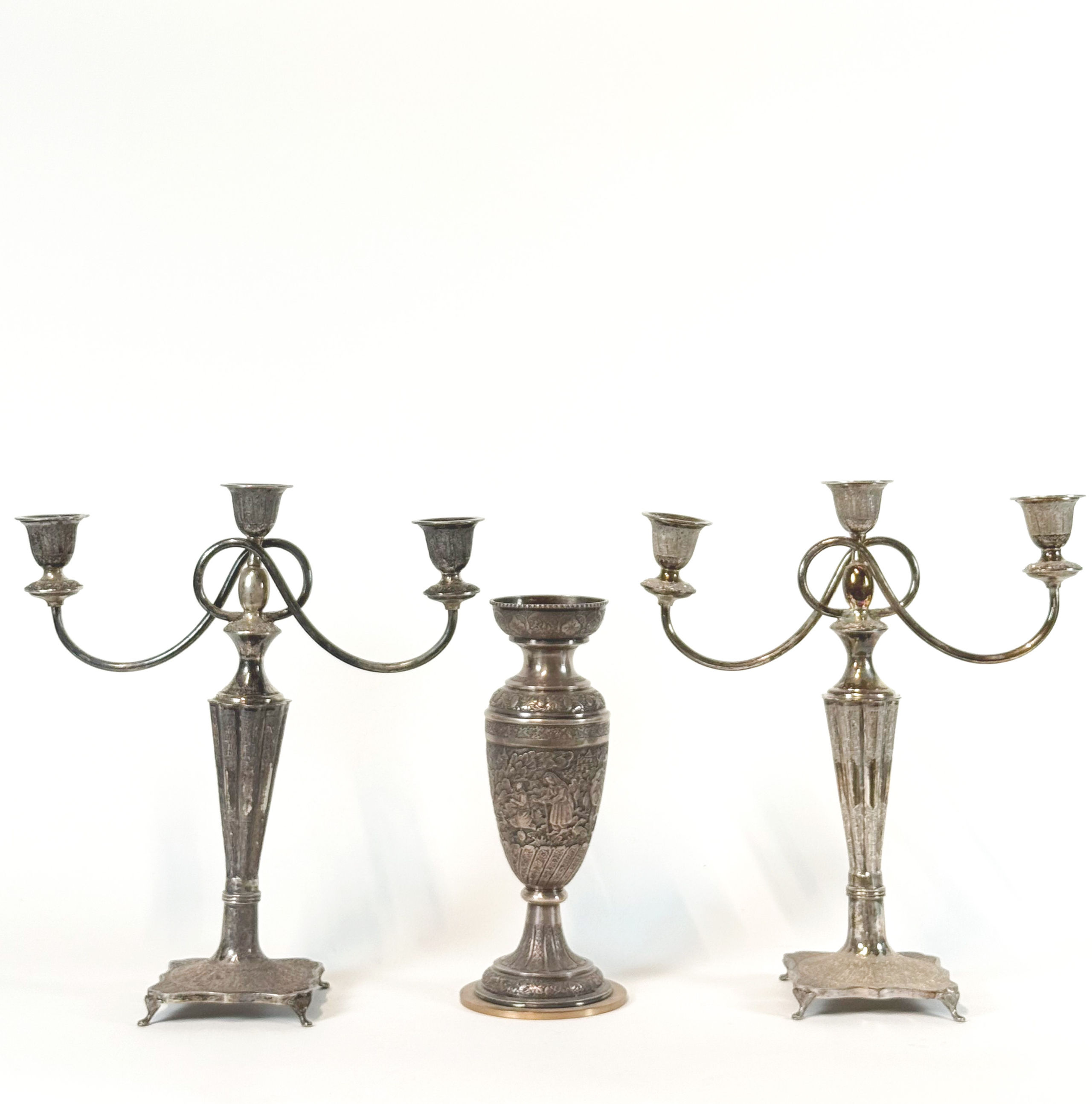 Bague en or rose (375 millièmes) centrée d&rsquo;une éméraude d&rsquo;environ 1 ct  épaulée de deux grenats et diamants. - Lazuli