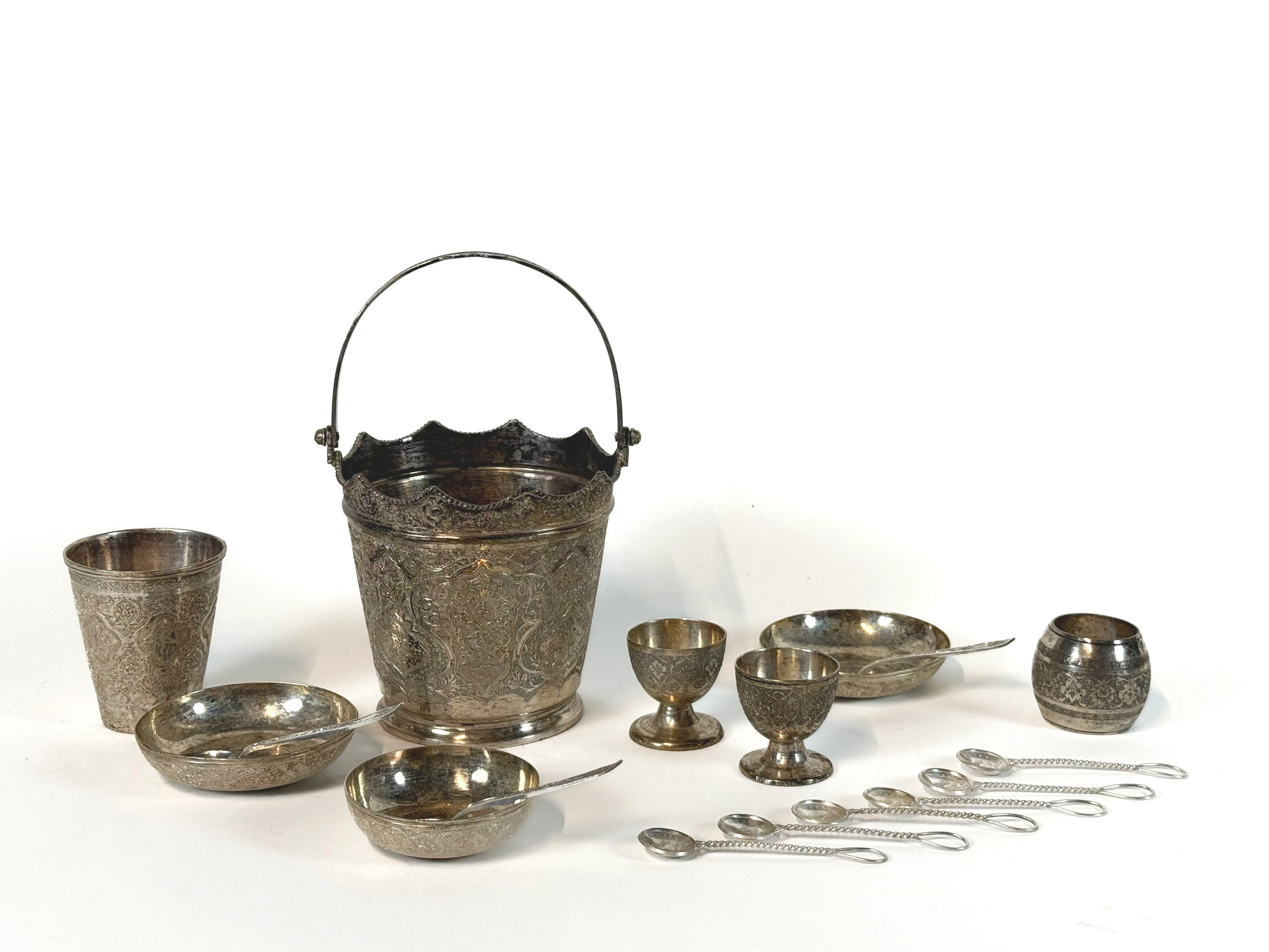 Deux ronds de serviette en argent (925 millièmes) à décor ciselé et guilloché l&rsquo;un chiffré « FL » l&rsquo;autre « Charles » - Lazuli