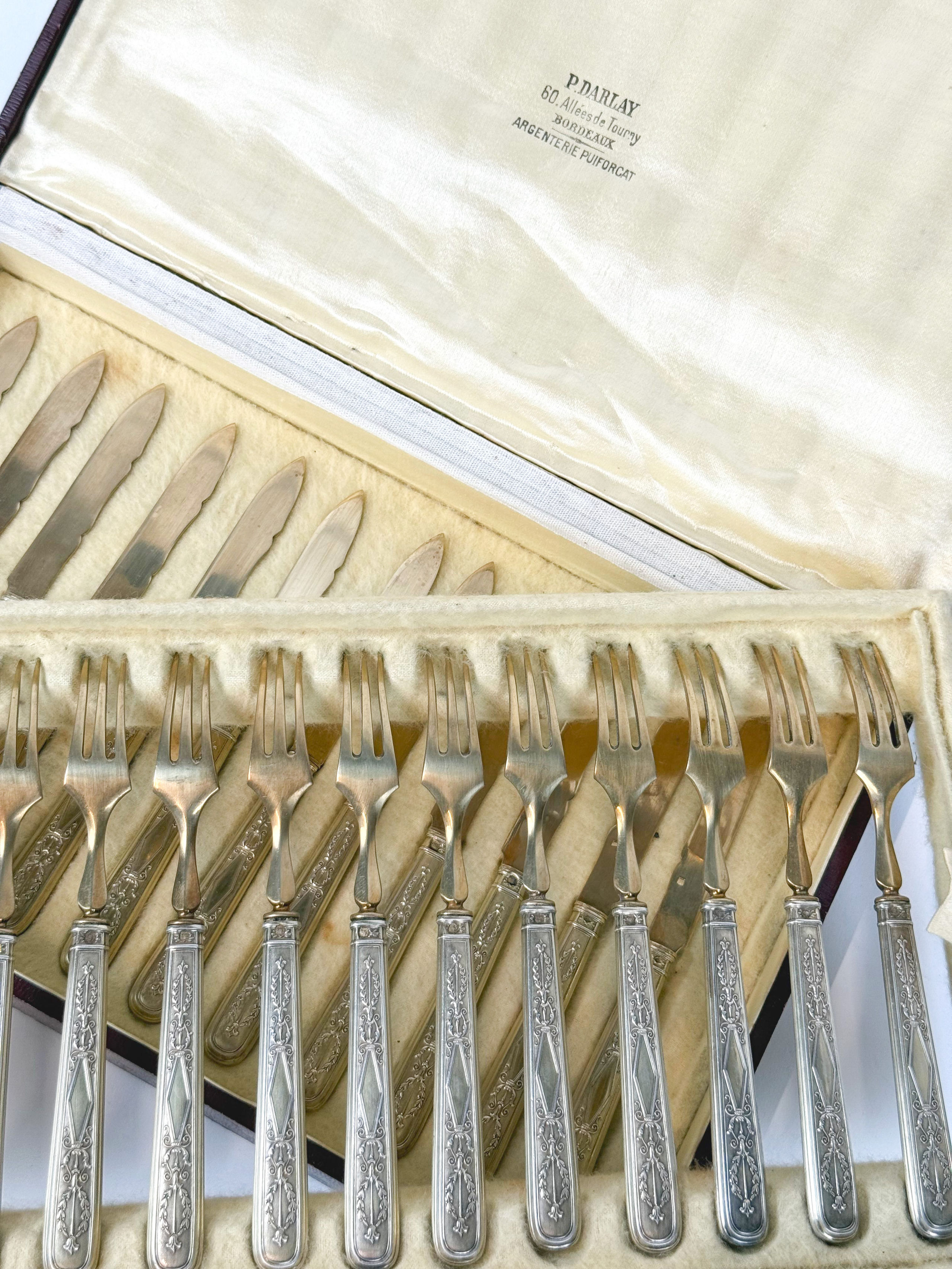 Croix en or jaune (585 millièmes) et corail à décor floral et feuillagé. - Lazuli