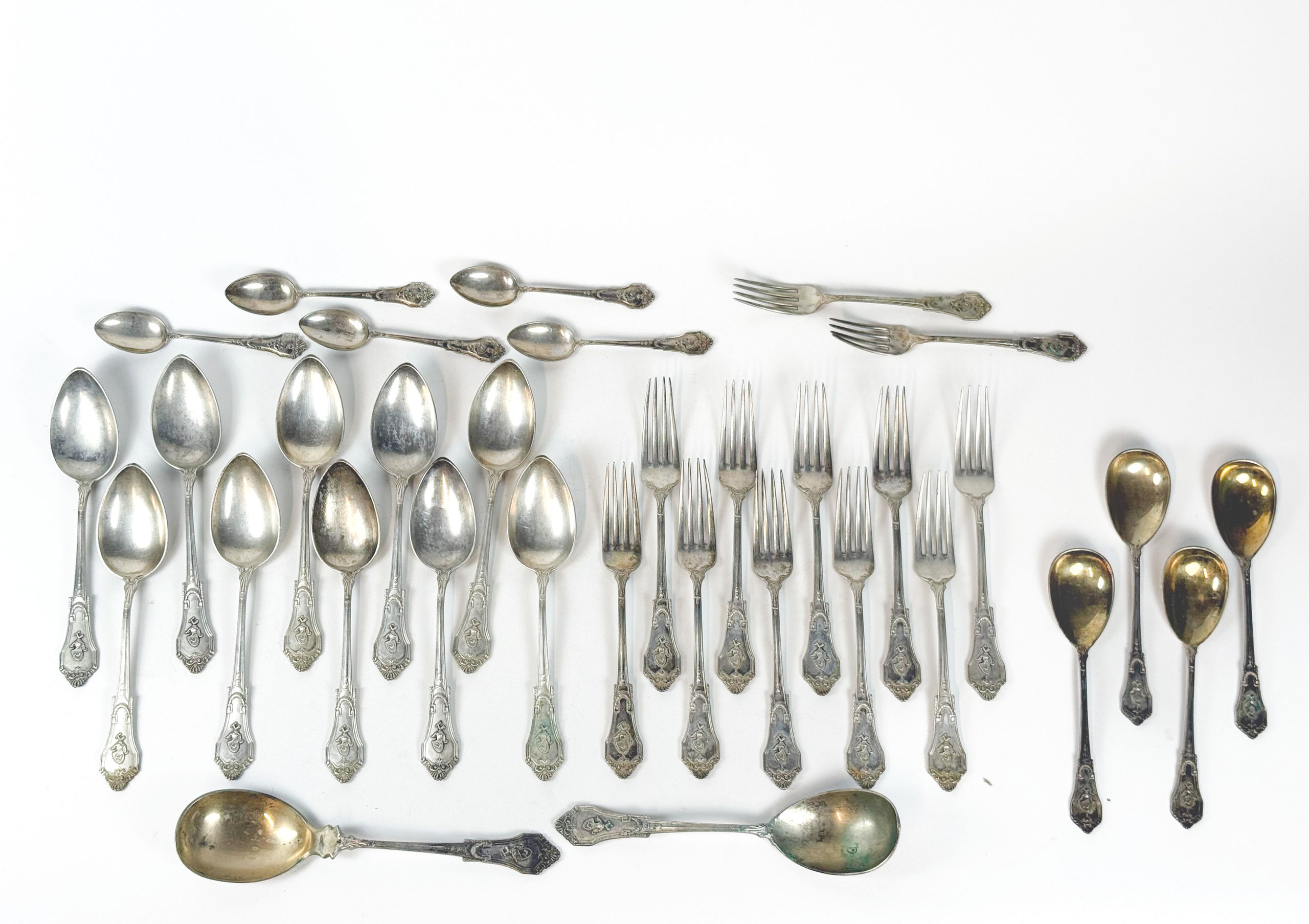 Bague en or jaune et gris (750 millièmes) ornée d&rsquo;une pierre blanche ronde et trois lignes de pierres blanches. - Lazuli