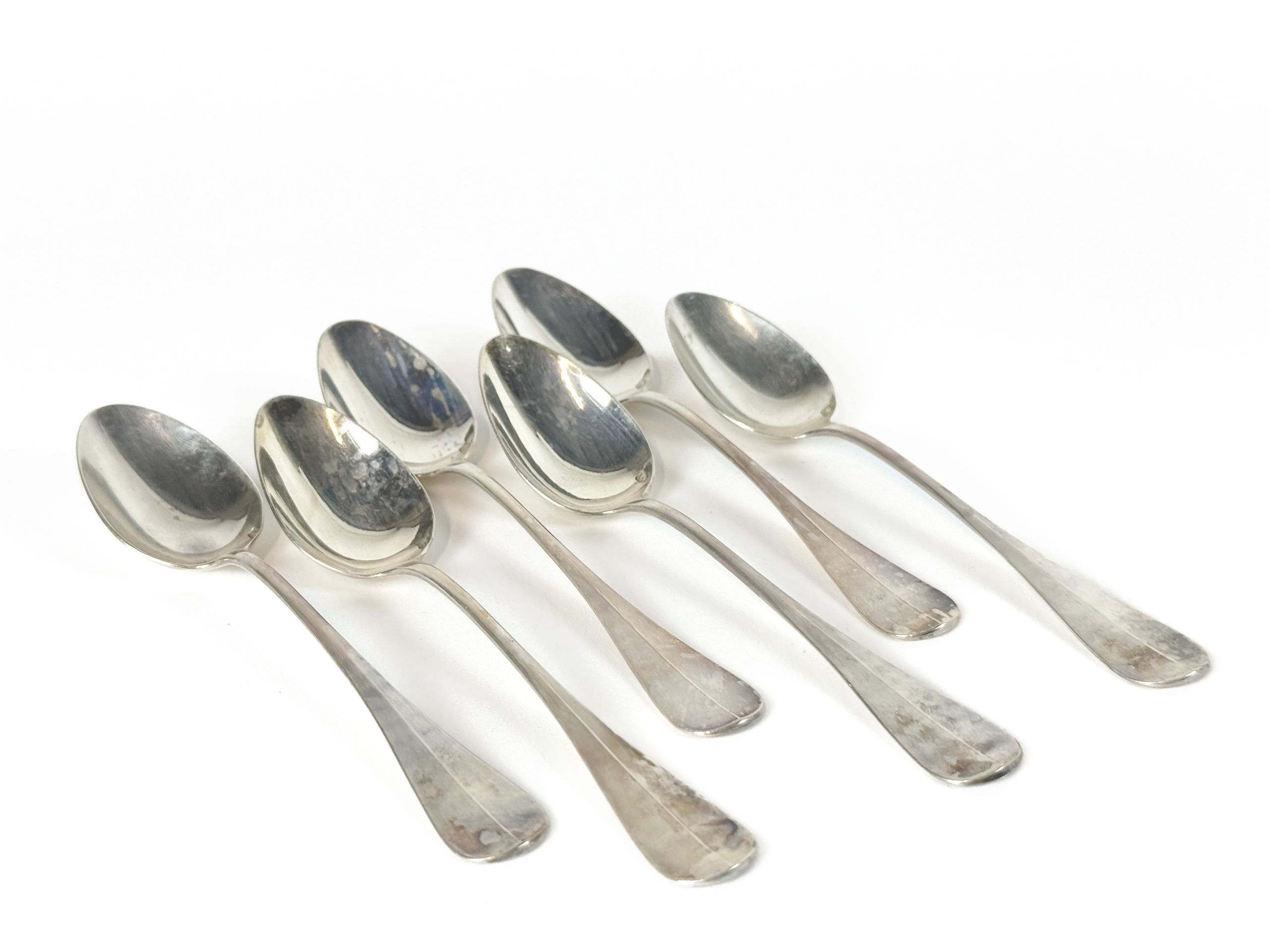 Deux bagues de baptême en or jaune (750 millièmes) l&rsquo;une filigranée, l&rsquo;autre chiffrée. - Lazuli