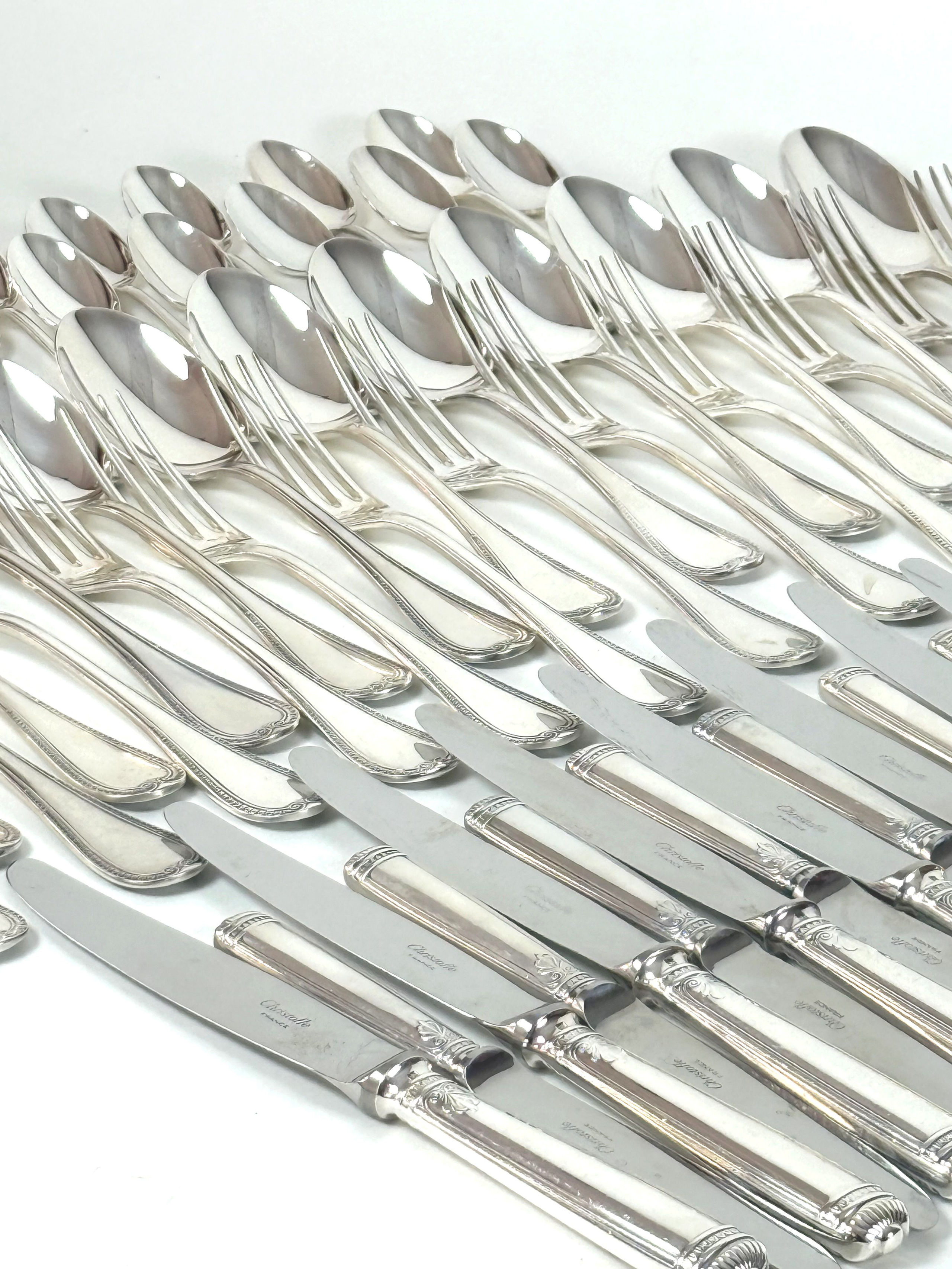 Bague en or rose (375 millièmes) ornée d&rsquo;une émeraude ovale dans un entourage de diamants et épaulée de deux rubis. Accompagnée d&rsquo;un certificat IGTL - Lazuli