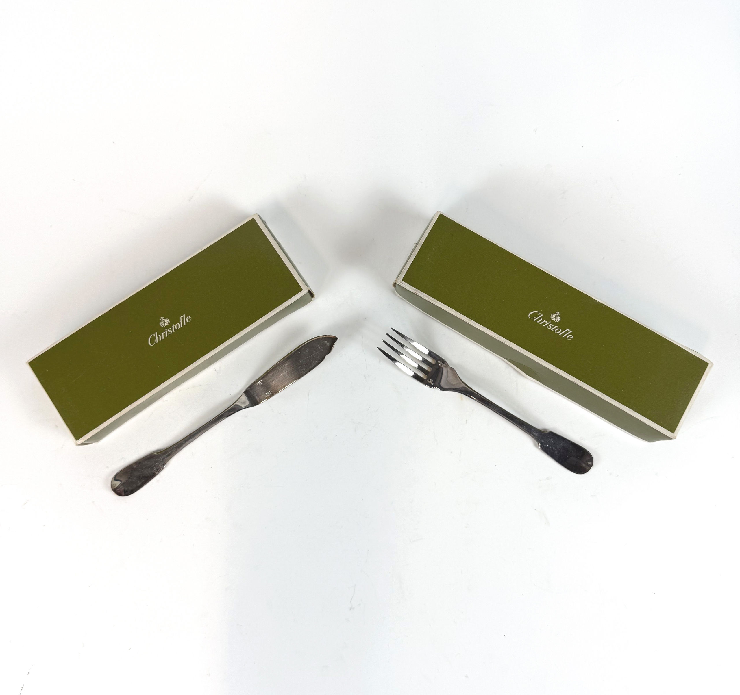 Paire de broches (dont une pendentif) en or jaune (750 millièmes) filigranné et ornée chacune d&rsquo;une citrine ovale montée sur paillon. - Lazuli