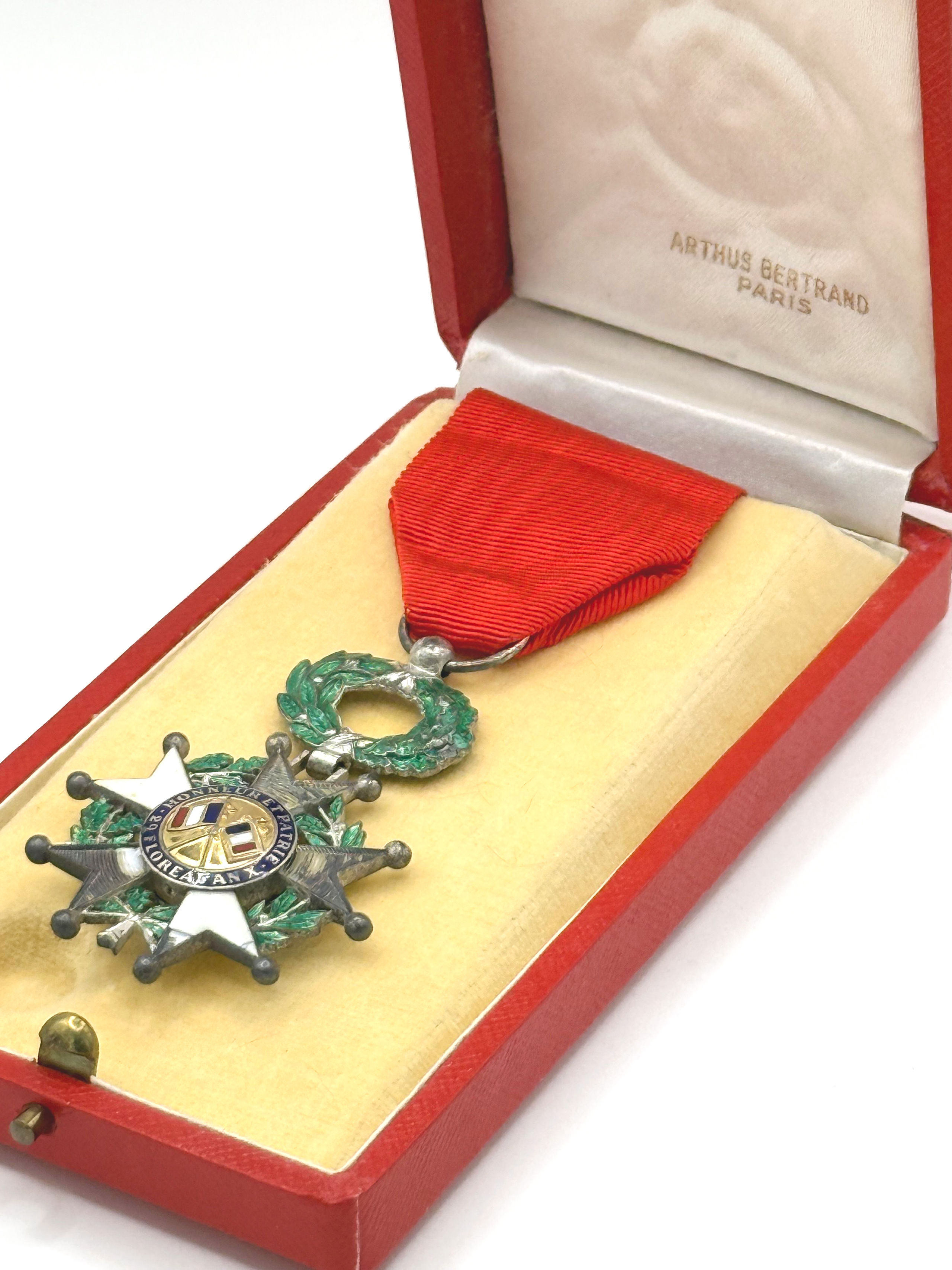 Paire de dormeuses en or jaune (750 millièmes) ornées de pierres blanches. - Lazuli