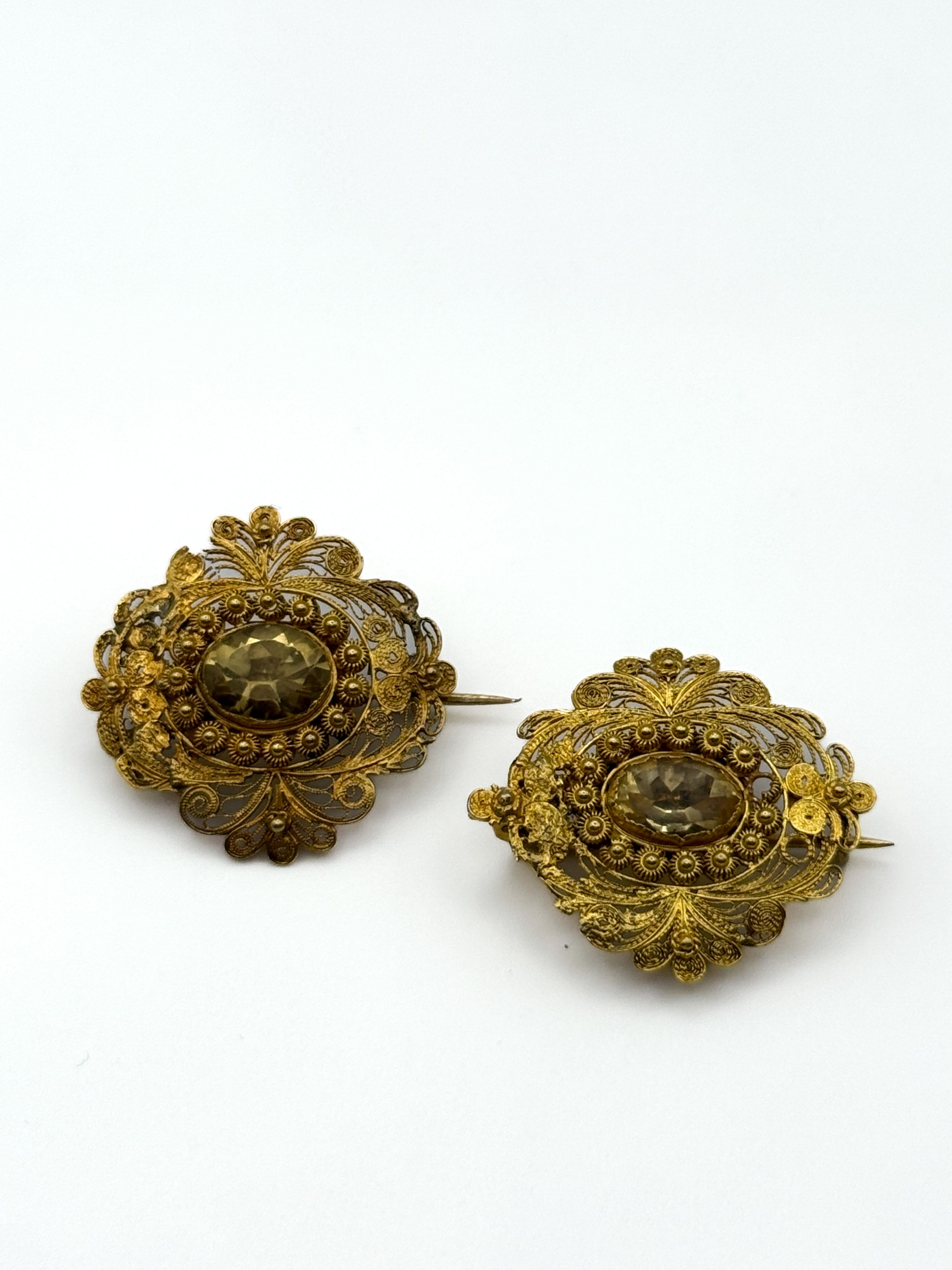 Gravure aquarellée à vue ovale représentant un paysage lacustre. - Lazuli