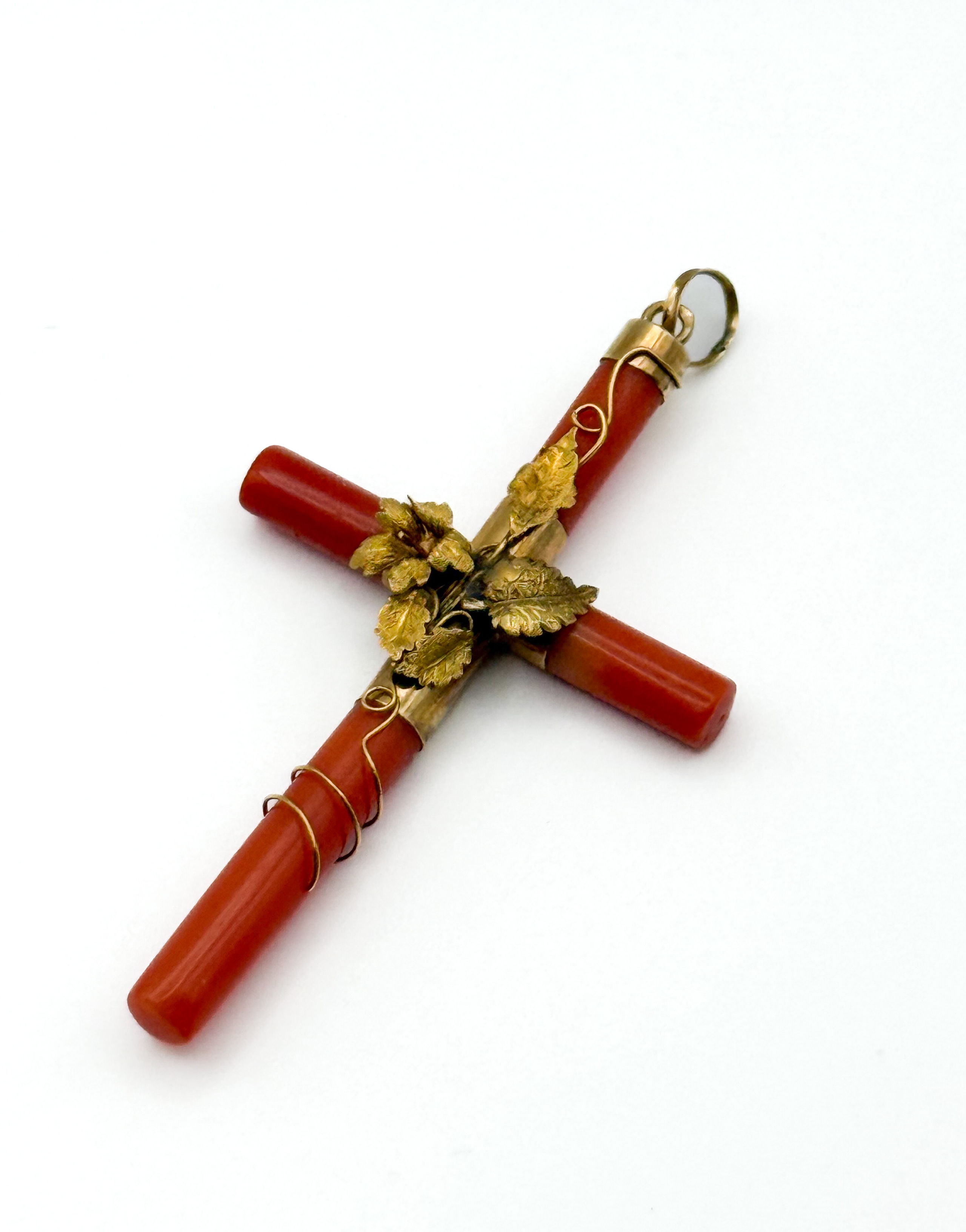 Bague en or jaune (375 millièmes) ornée d&rsquo;une éméraude dans un entourage de diamants épaulée de deux émeraude et un diamant, l&rsquo;anneau serti de diamants. - Lazuli