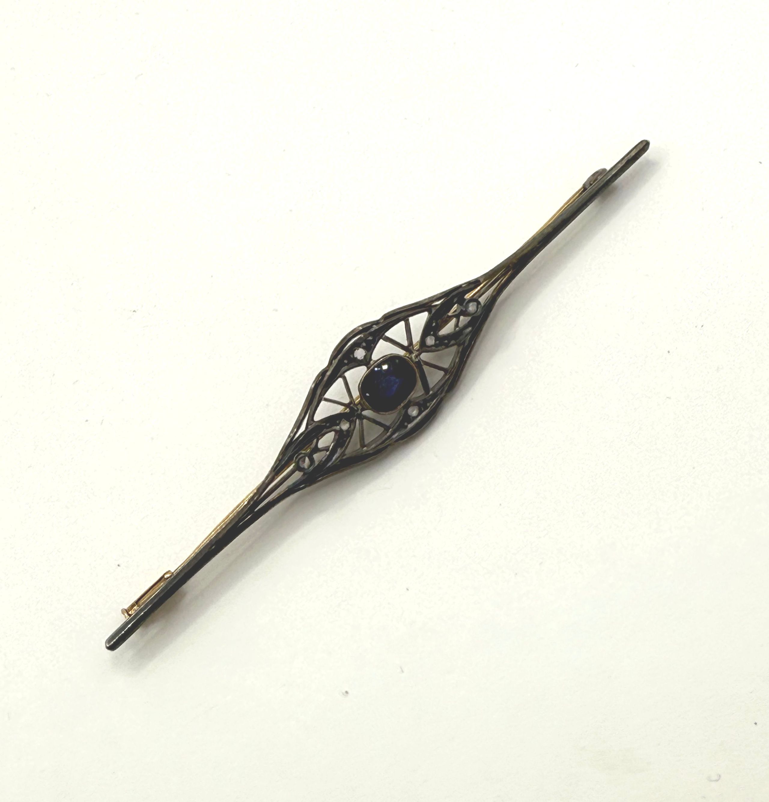 Paire de pendants d&rsquo;oreilles en argent ornée chacune de quatre pierres blanches rondes. - Lazuli