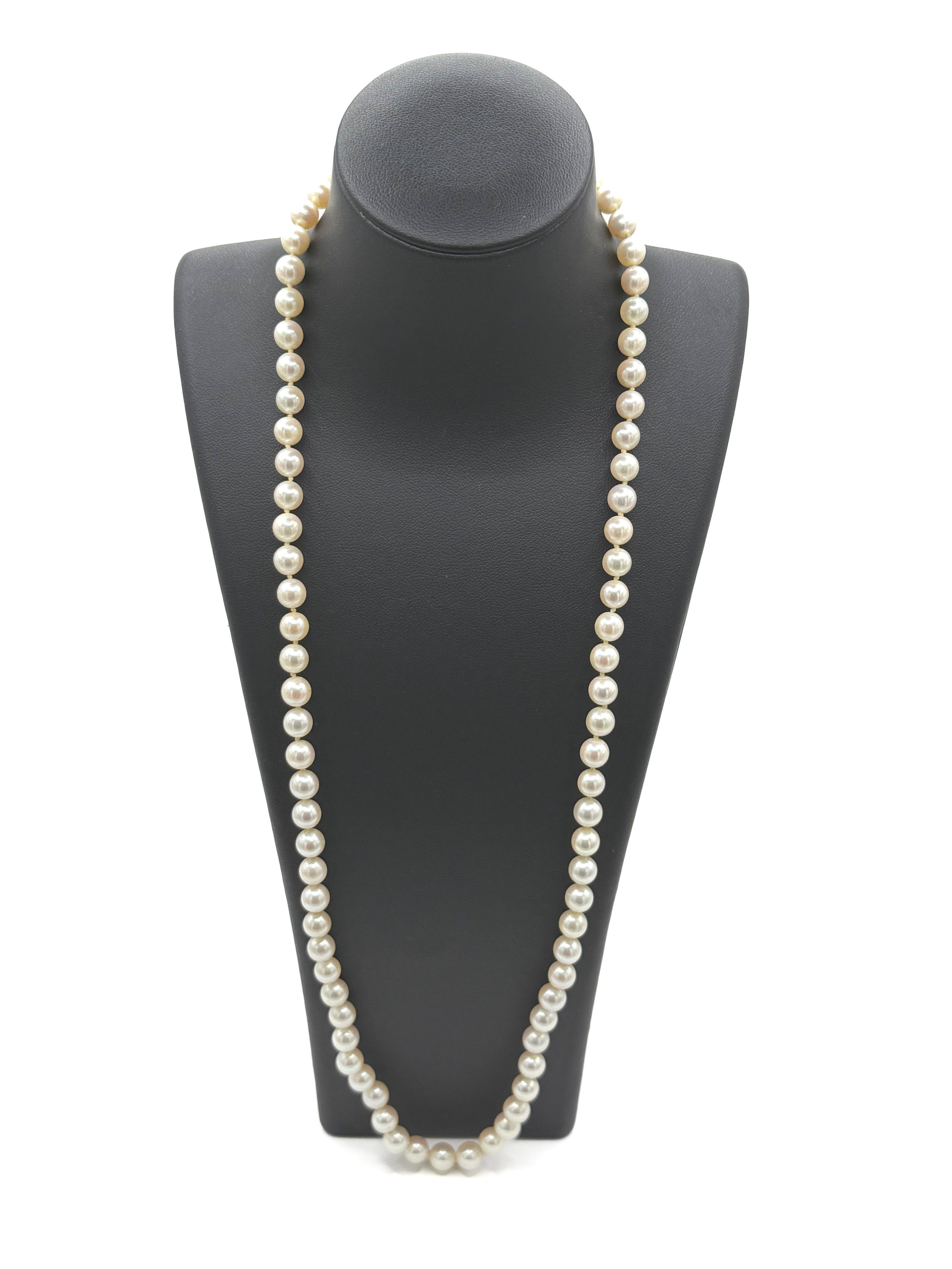 Bague en or jaune (750 millièmes) ornée d&rsquo;une topaze bleue coussin facettée épaulée de deux pierres blanches. - Lazuli