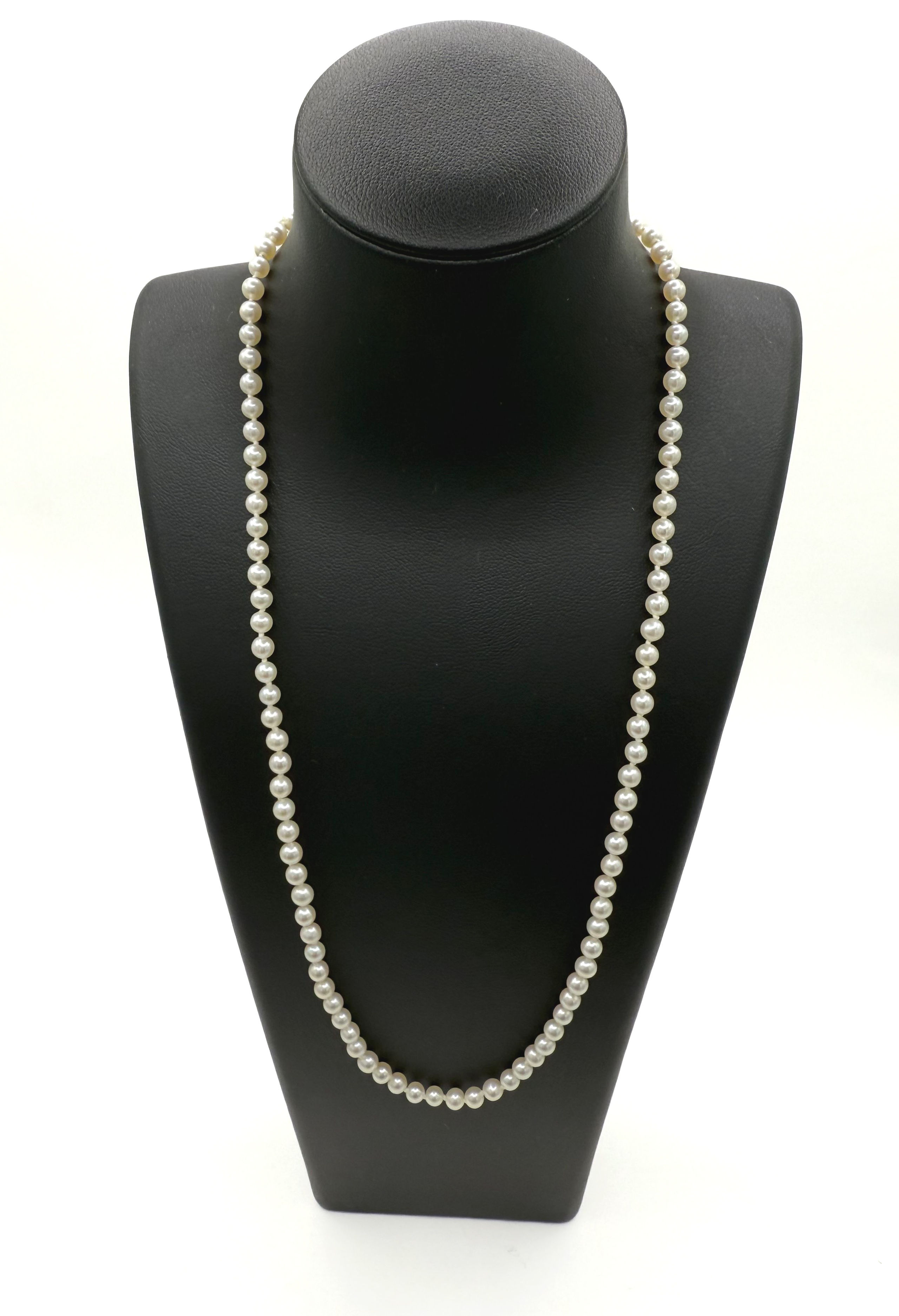 Bague en or jaune (750 millièmes) godronné et ornée d&rsquo;un saphir synthétique ovale. - Lazuli