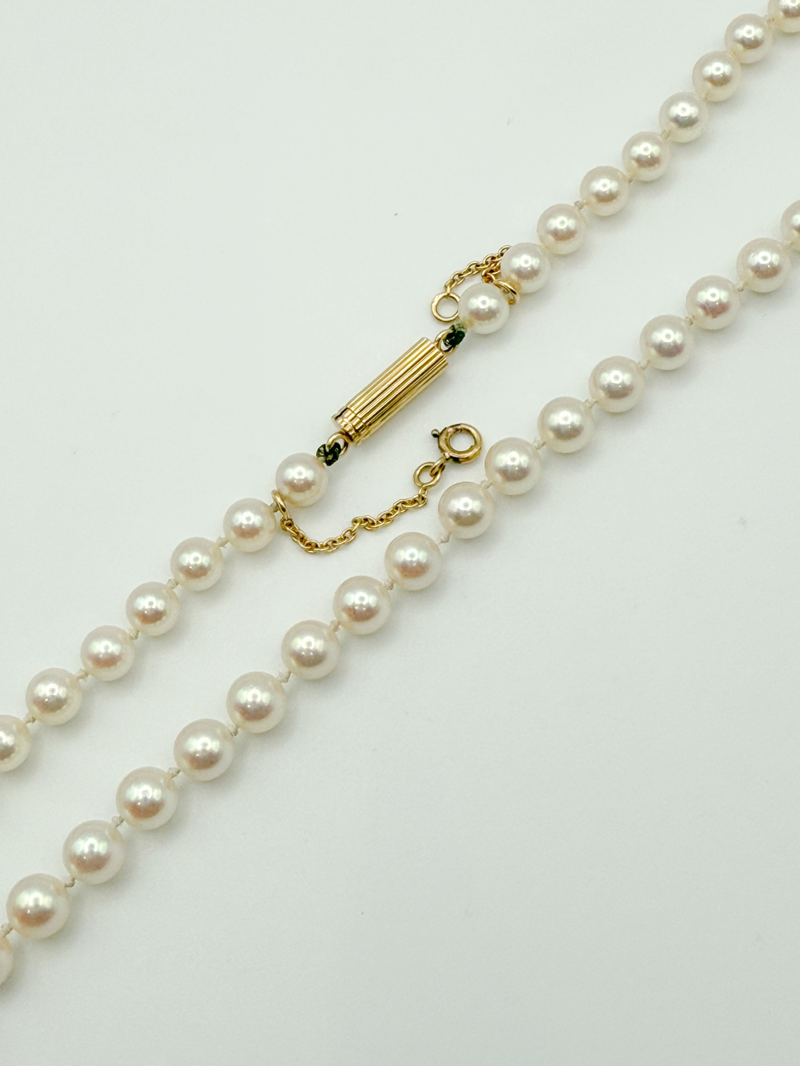 Bague en or jaune (750 millièmes) ornée de quatre rubis navettes alternés de trois brillants. - Lazuli