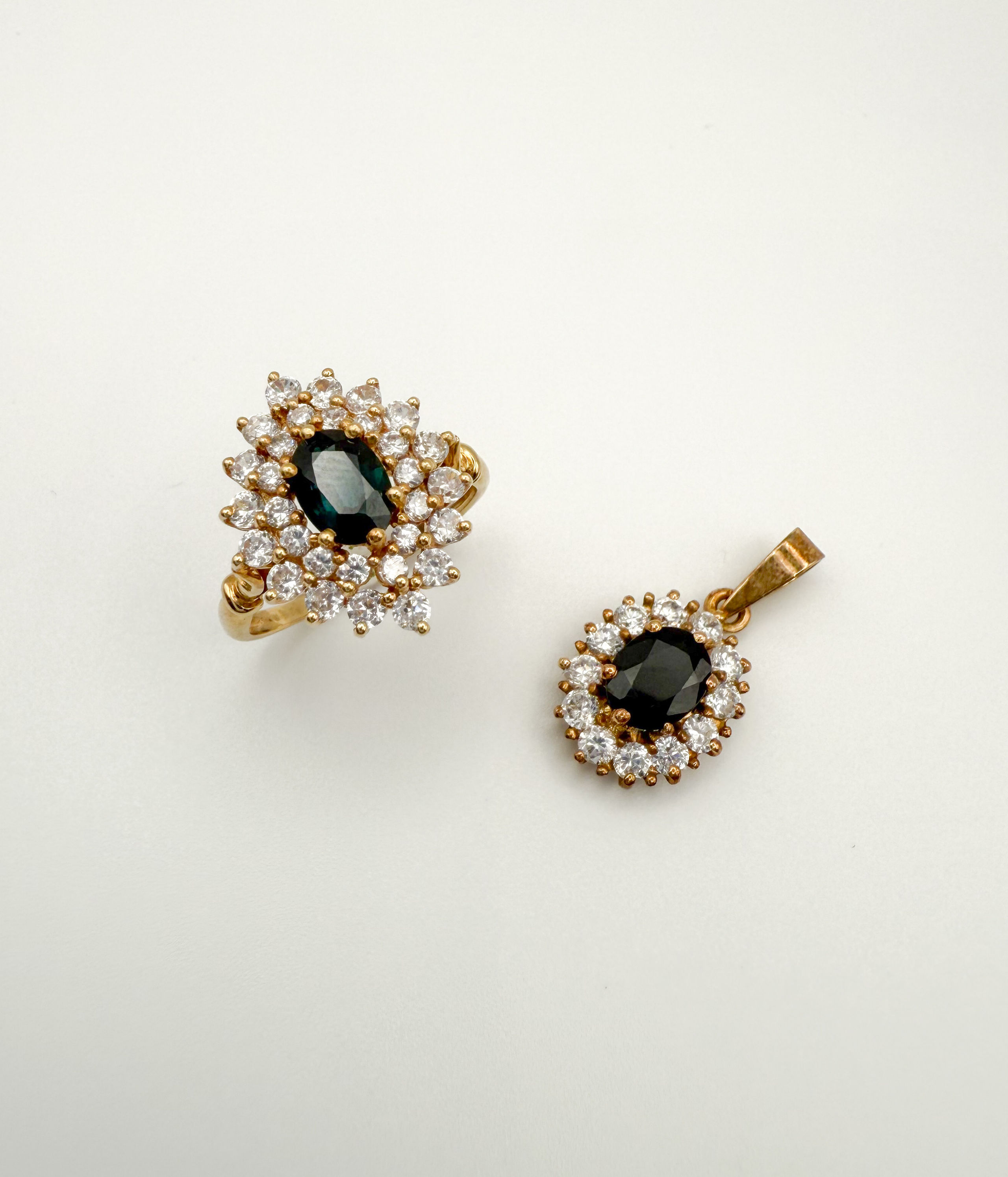 Lot de deux alliances en or rose (750 millièmes), l&rsquo;une gravée. - Lazuli