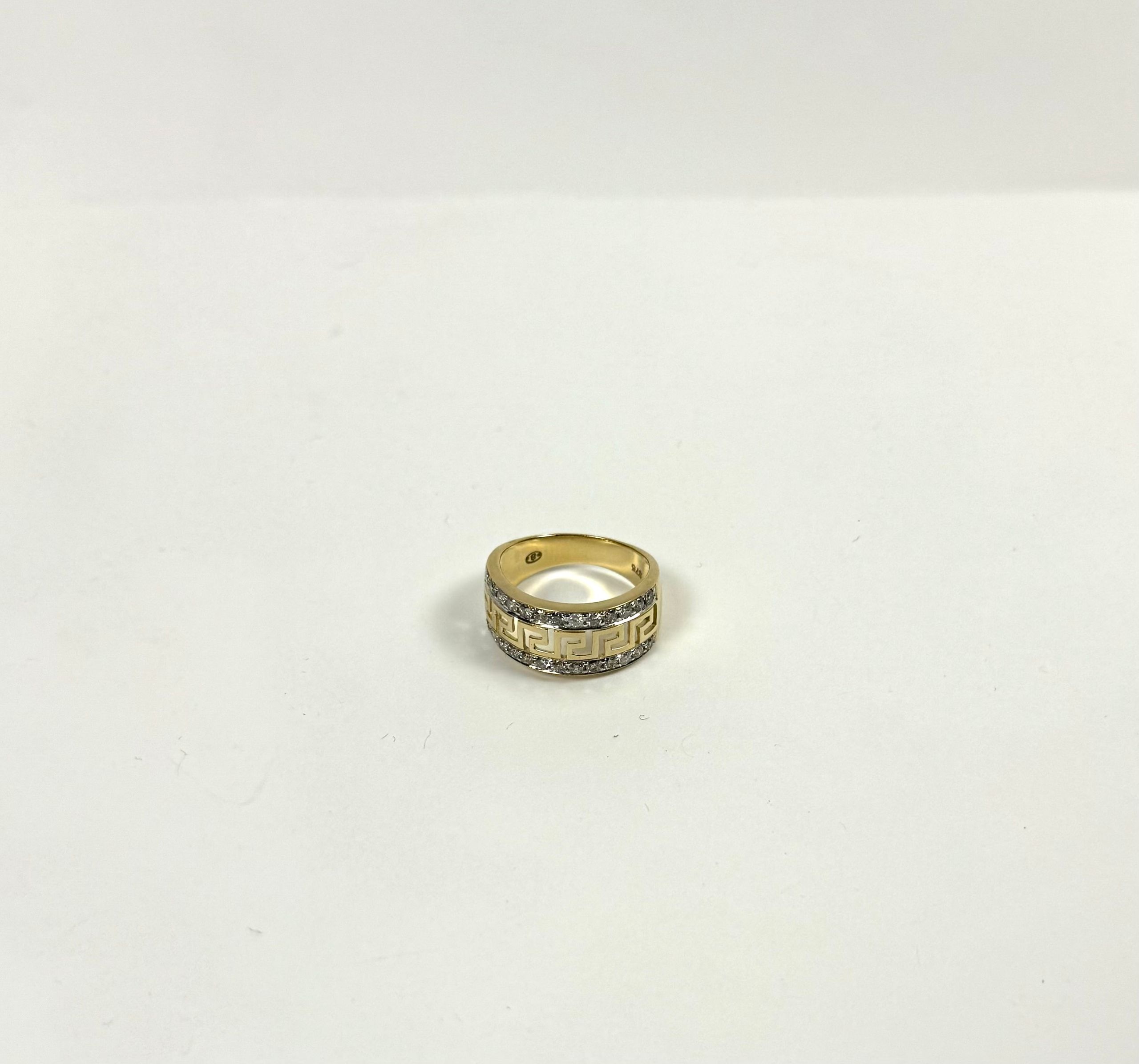 Chaîne en or jaune (750 millièmes) à maille gourmette et un pendentif croix du Saint Esprit en or jaune (750 millièmes). - Lazuli