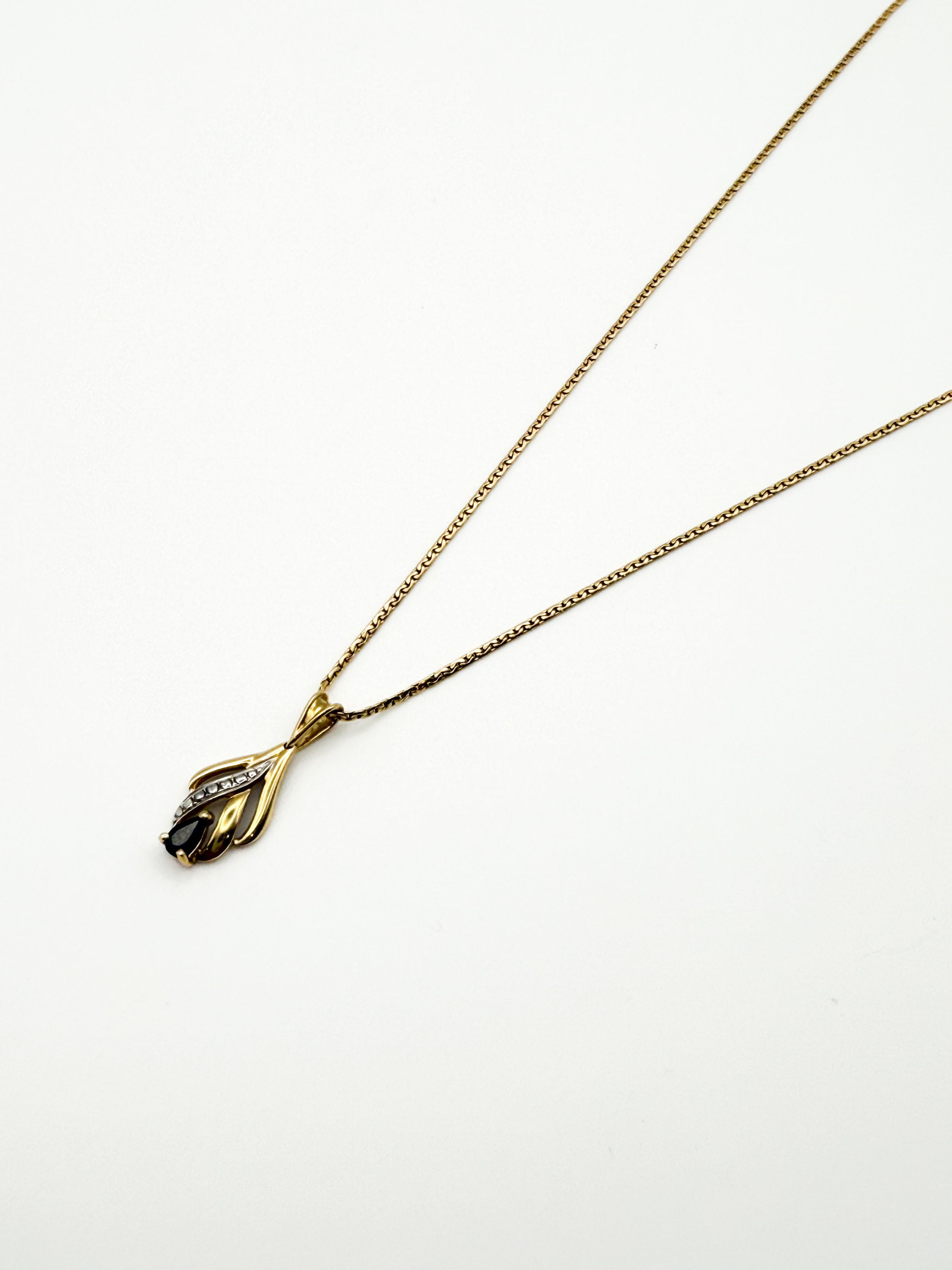 Bague ajourée en or jaune (750 millièmes) ornée d&rsquo;une pierre blanche. - Lazuli