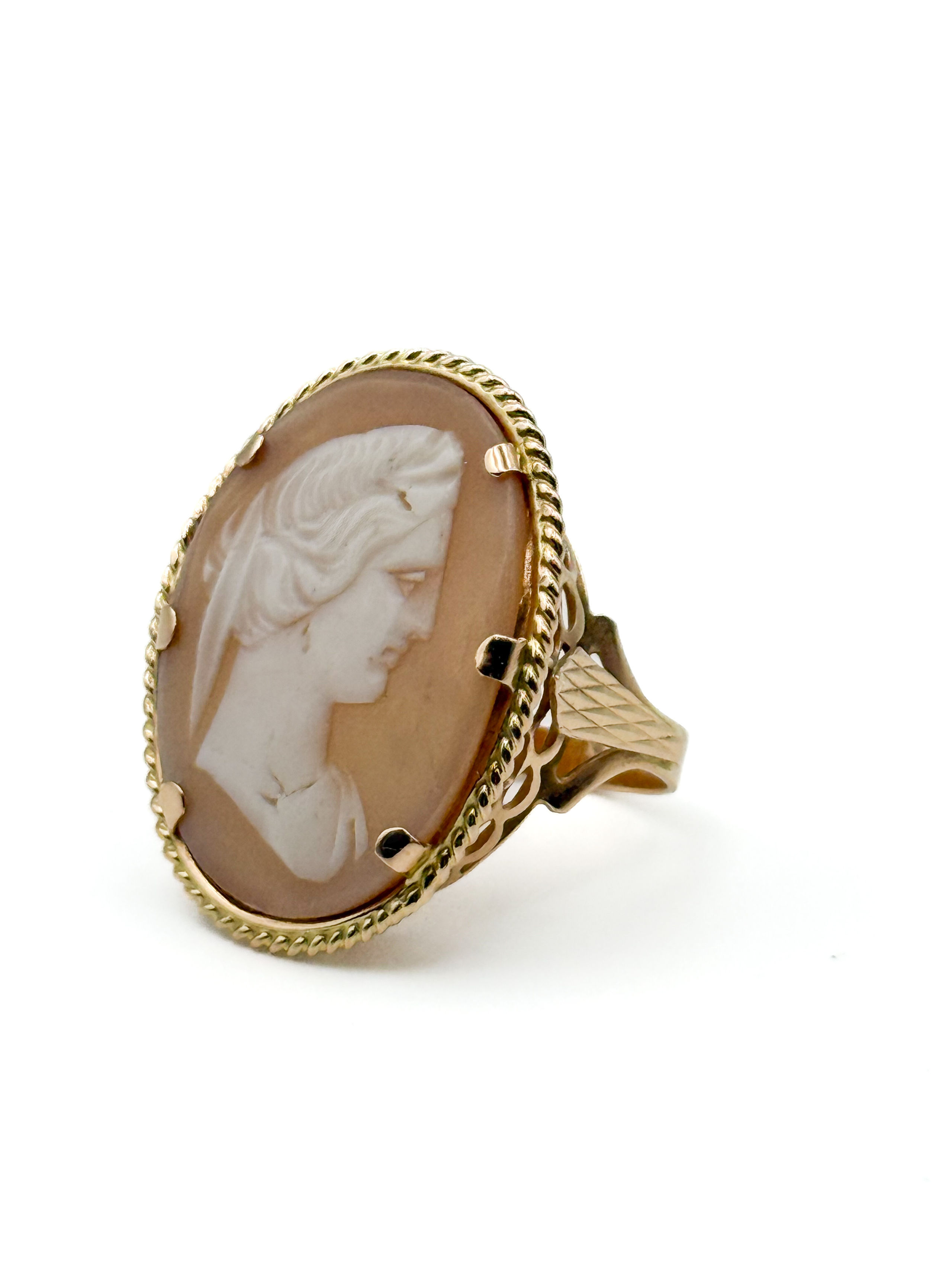 Collier deux rangs de perles de culture en chute, fermoir en or jaune (750 millièmes) formé d&rsquo;une plaque gravée. - Lazuli