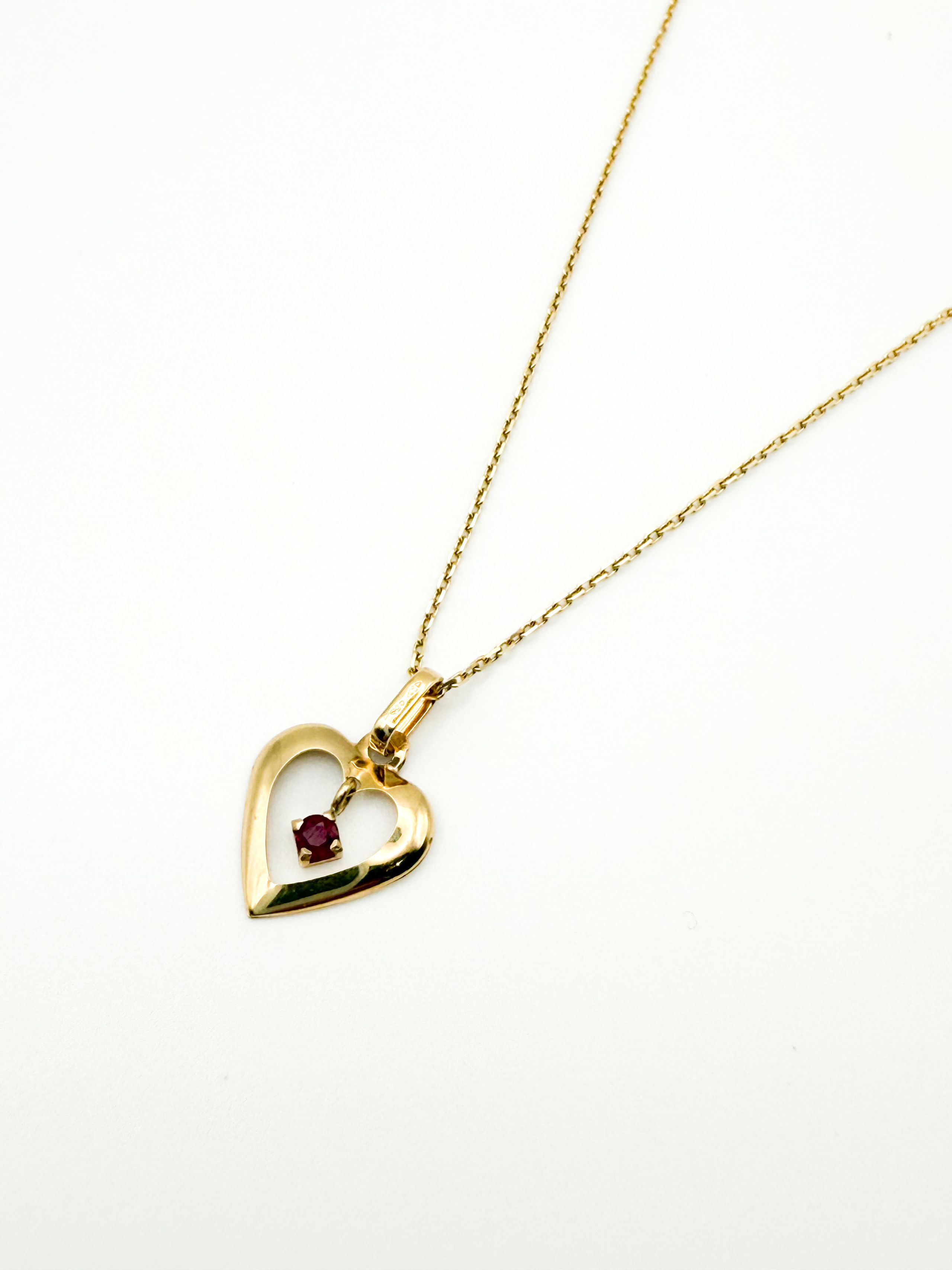 Broche en or (375 millièmes) ornée d&rsquo;une pierre blanche cabochon et petits diamants, épingle en métal. - Lazuli