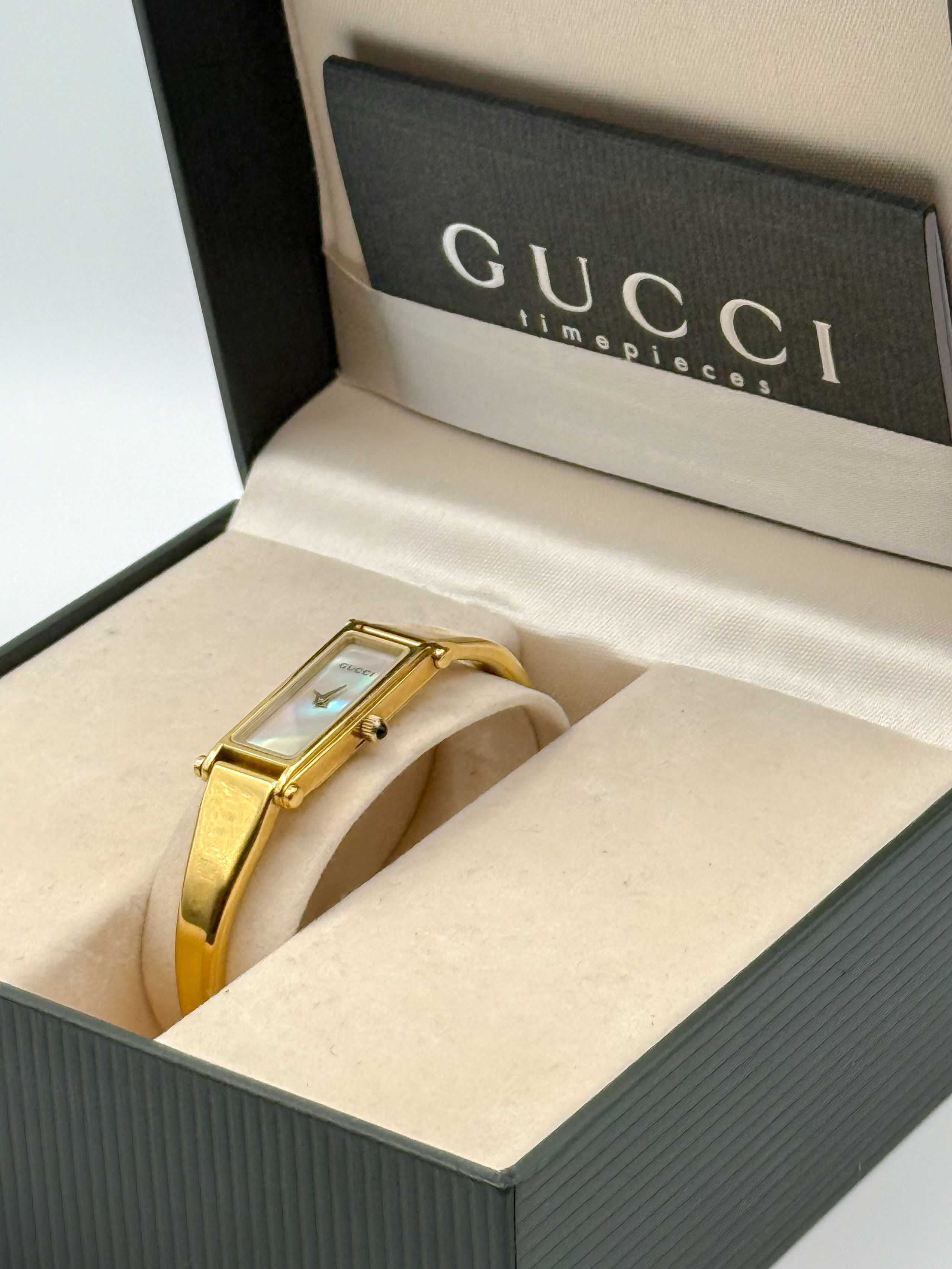 Vase tulipe en laiton à décor peint de paons - Lazuli