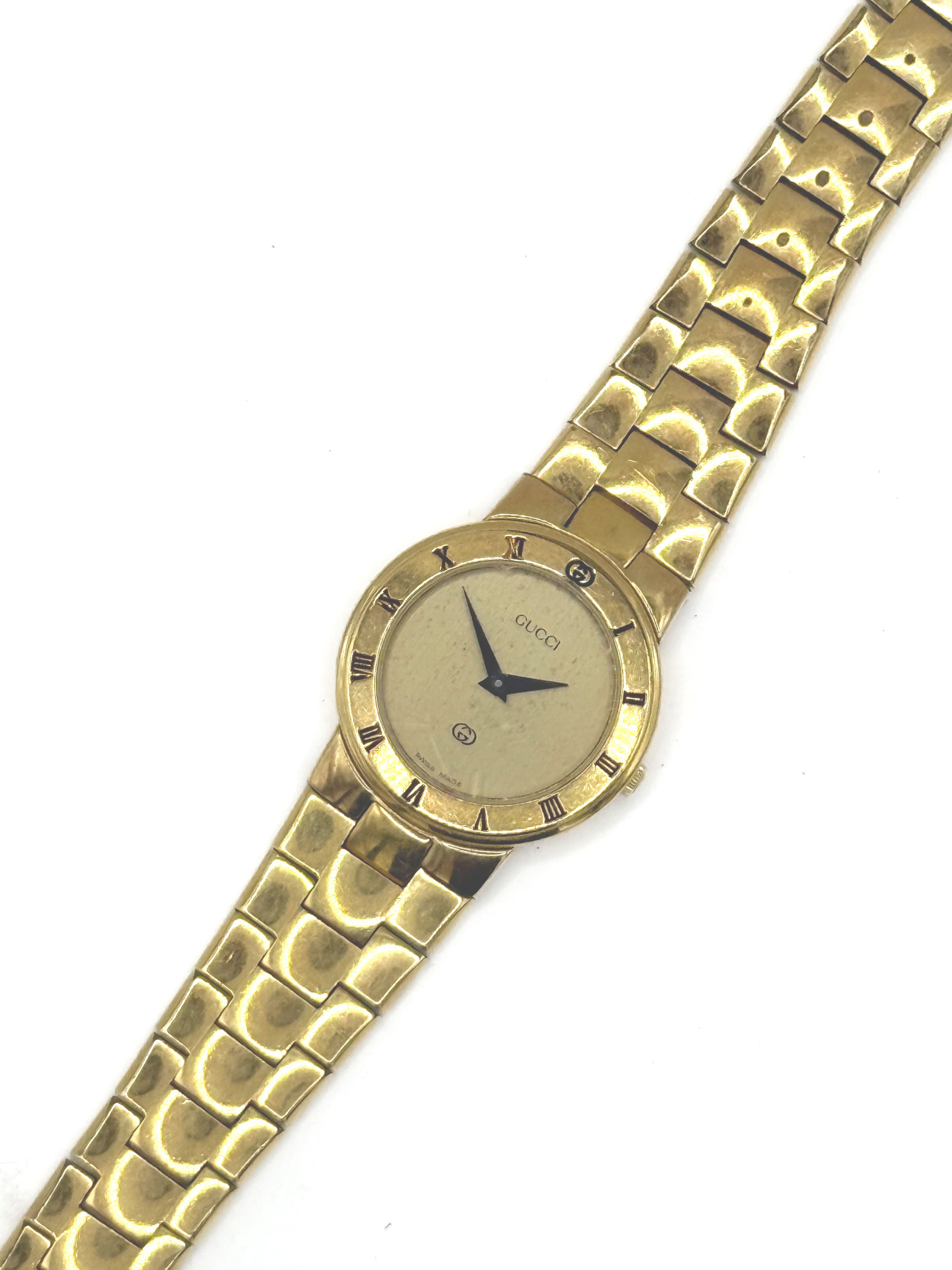 Bague en or rose (375 millièmes) centrée d&rsquo;une éméraude d&rsquo;environ 1 ct  épaulée de deux grenats et diamants. - Lazuli